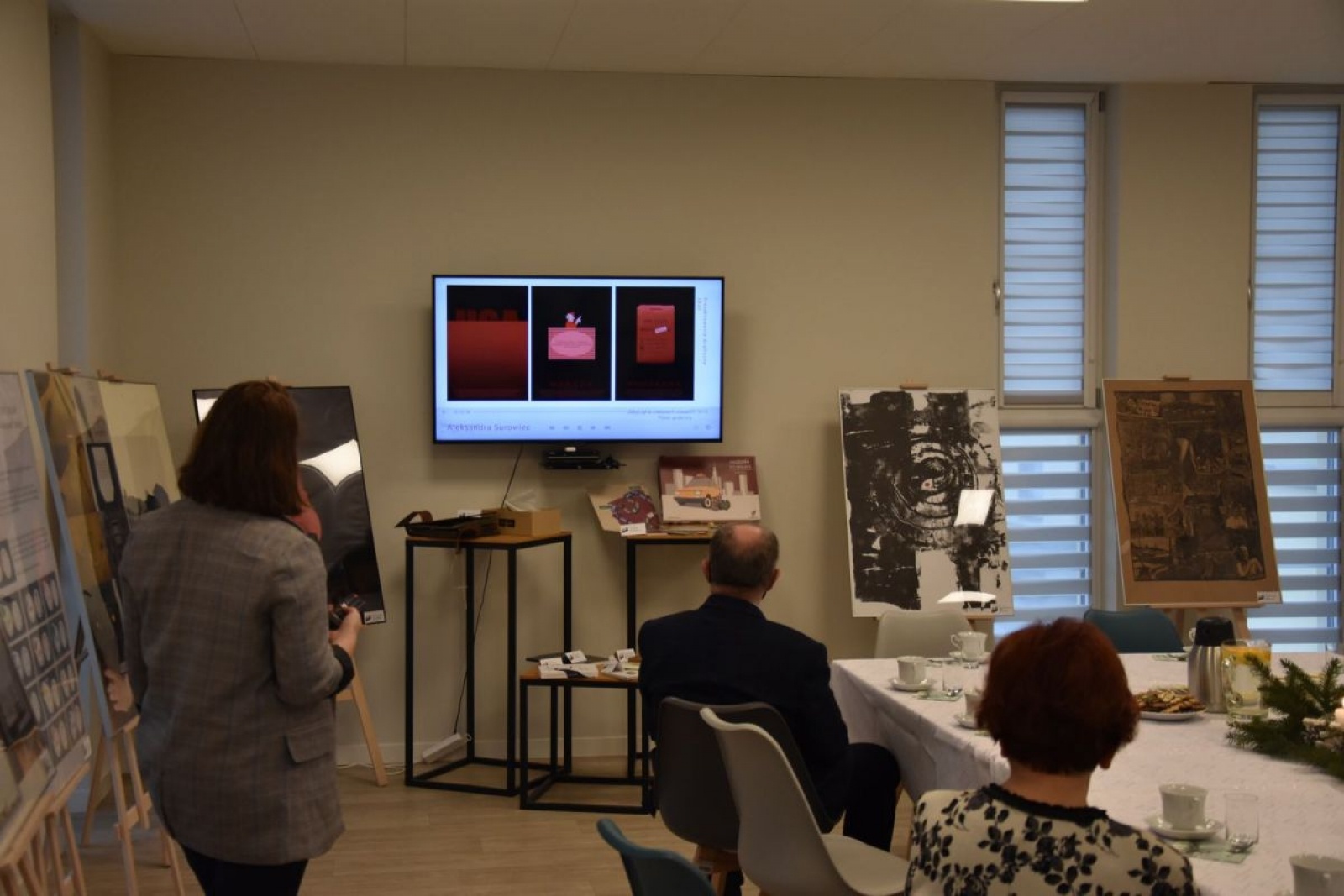 Zdjęcie w galerii na portalu naszwodzislaw.com: Plastyk chwali się pracami dyplomowymi uczniów i absolwentów wiadomości z regionu