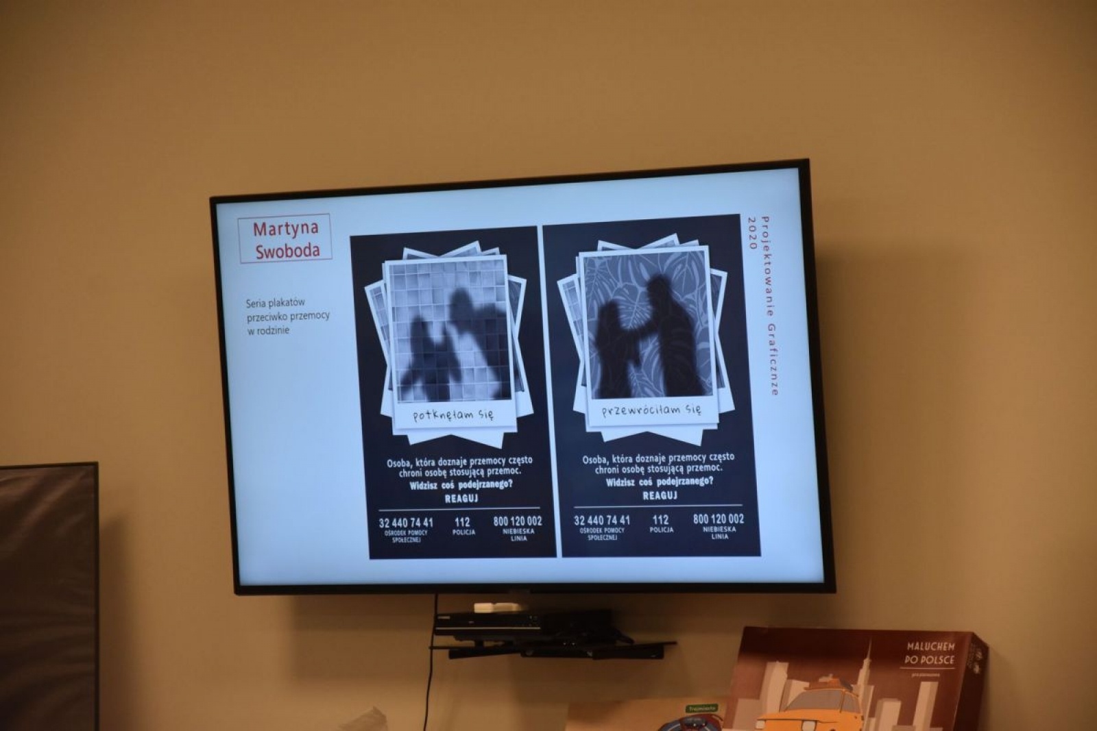 Zdjęcie w galerii na portalu naszwodzislaw.com: Plastyk chwali się pracami dyplomowymi uczniów i absolwentów wiadomości z regionu