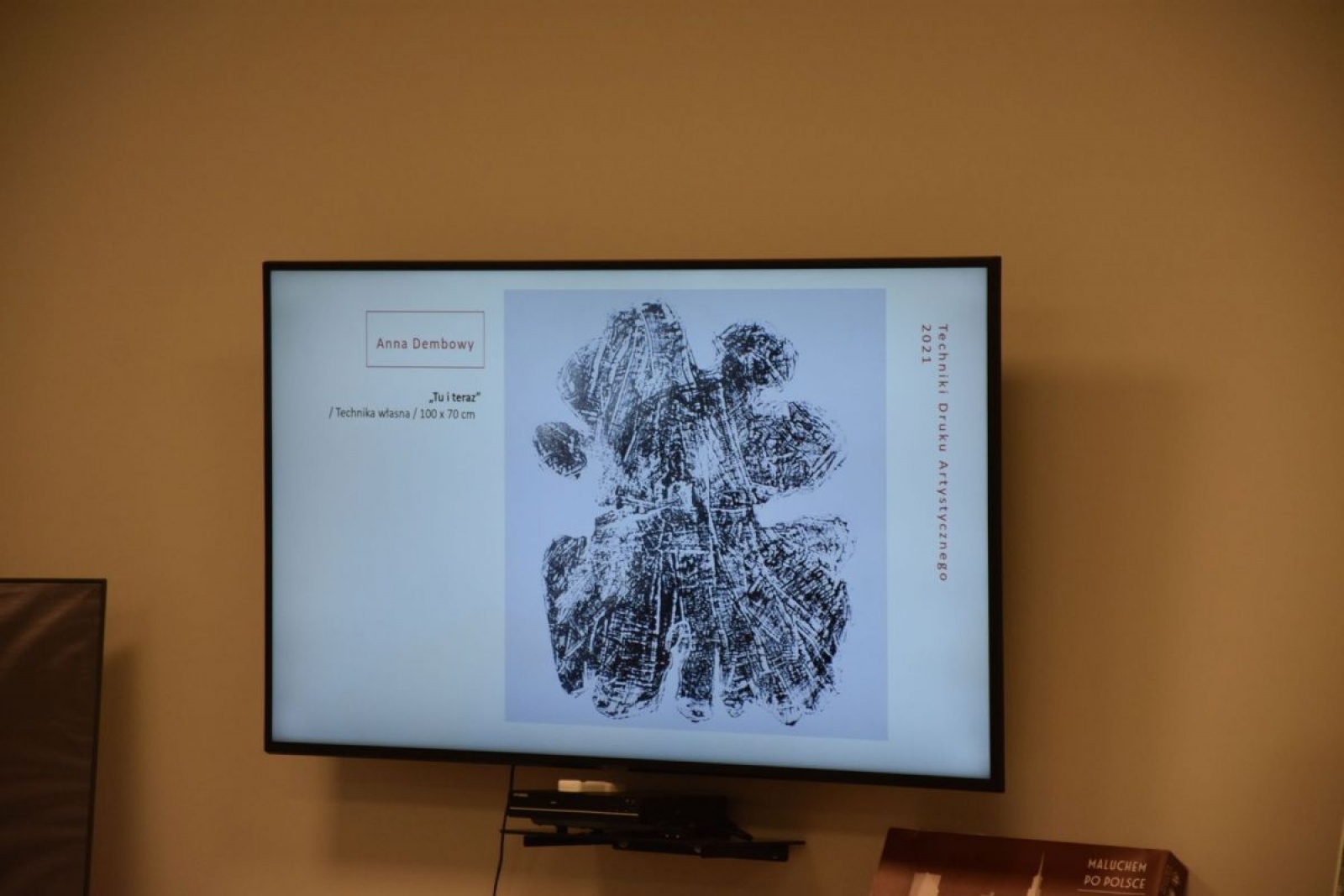 Zdjęcie w galerii na portalu naszwodzislaw.com: Plastyk chwali się pracami dyplomowymi uczniów i absolwentów wiadomości z regionu