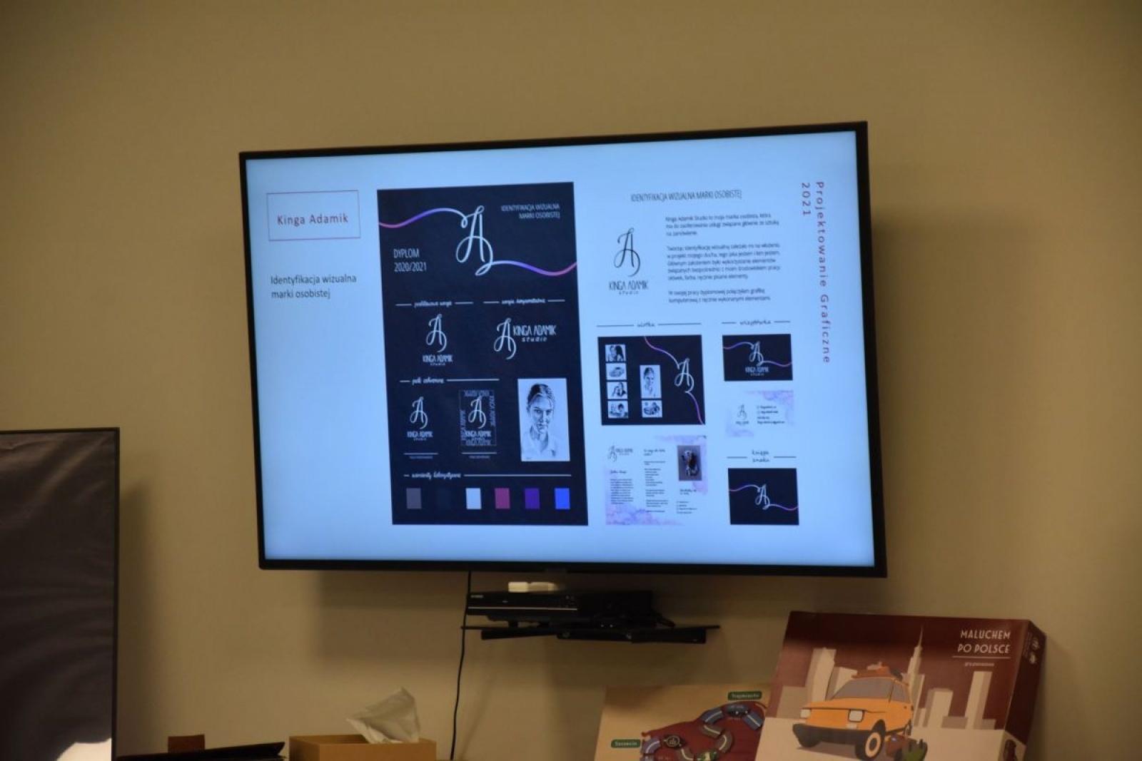 Zdjęcie w galerii na portalu naszwodzislaw.com: Plastyk chwali się pracami dyplomowymi uczniów i absolwentów wiadomości z regionu