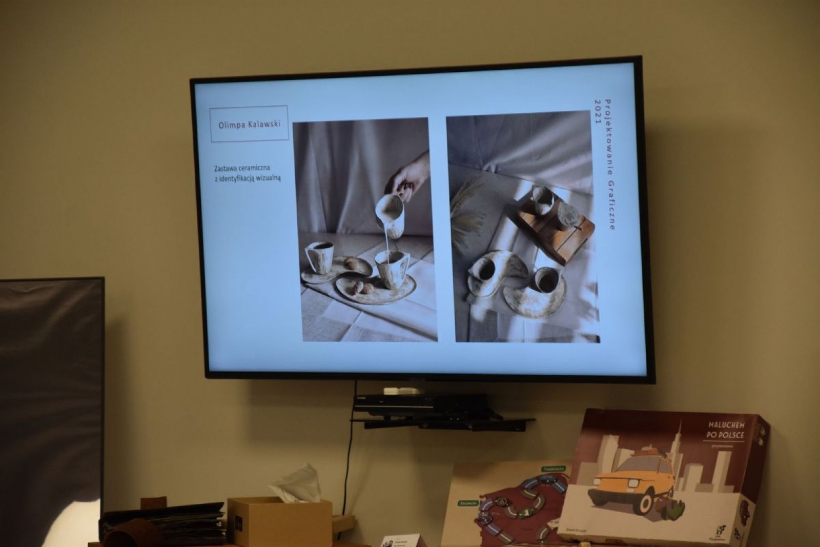 Zdjęcie w galerii na portalu naszwodzislaw.com: Plastyk chwali się pracami dyplomowymi uczniów i absolwentów wiadomości z regionu