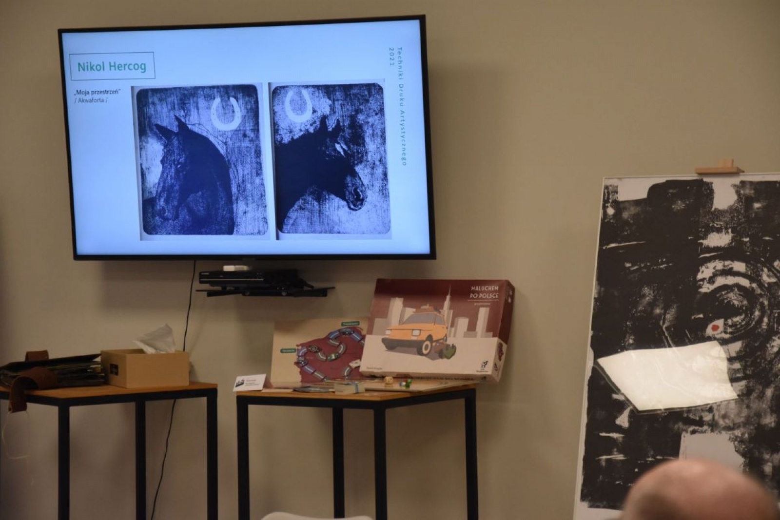 Zdjęcie w galerii na portalu naszwodzislaw.com: Plastyk chwali się pracami dyplomowymi uczniów i absolwentów wiadomości z regionu