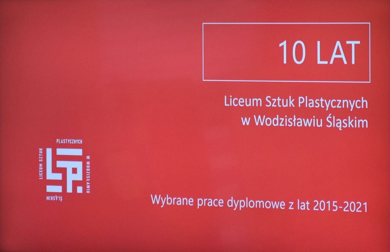 Zdjęcie w galerii na portalu naszwodzislaw.com: Plastyk chwali się pracami dyplomowymi uczniów i absolwentów wiadomości z regionu