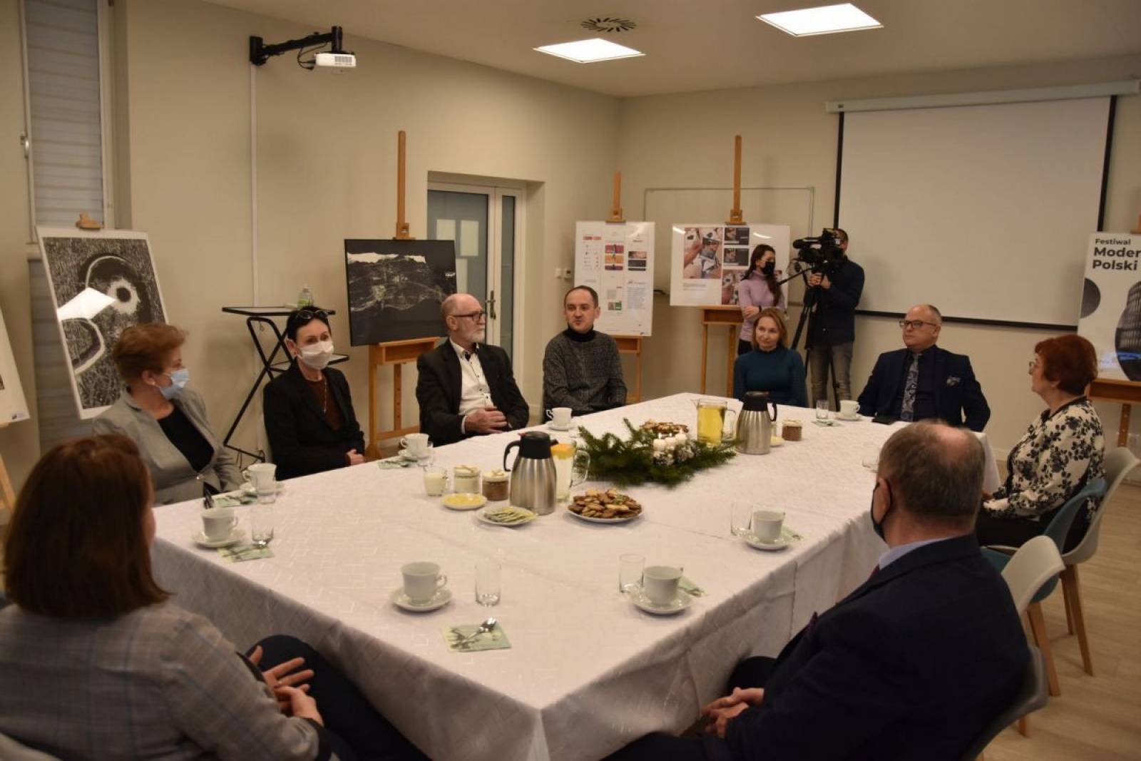 Zdjęcie w galerii na portalu naszwodzislaw.com: Plastyk chwali się pracami dyplomowymi uczniów i absolwentów wiadomości z regionu