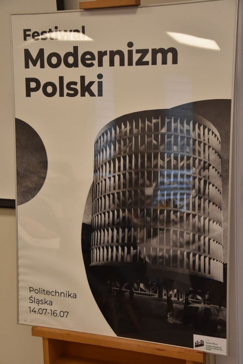 Zdjęcie w galerii na portalu naszwodzislaw.com: Plastyk chwali się pracami dyplomowymi uczniów i absolwentów wiadomości z regionu