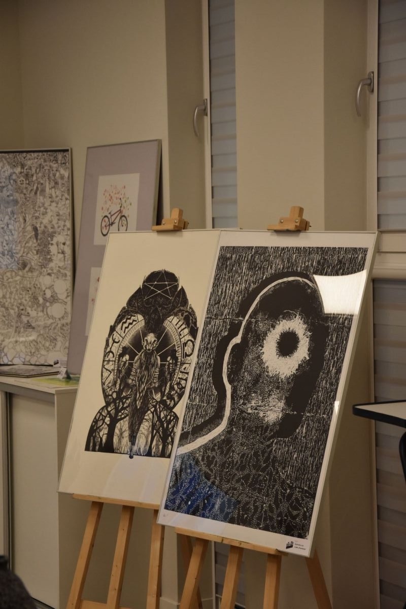 Zdjęcie w galerii na portalu naszwodzislaw.com: Plastyk chwali się pracami dyplomowymi uczniów i absolwentów wiadomości z regionu