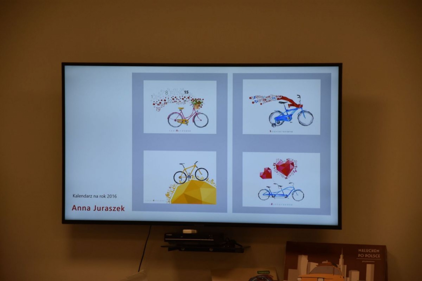 Zdjęcie w galerii na portalu naszwodzislaw.com: Plastyk chwali się pracami dyplomowymi uczniów i absolwentów wiadomości z regionu