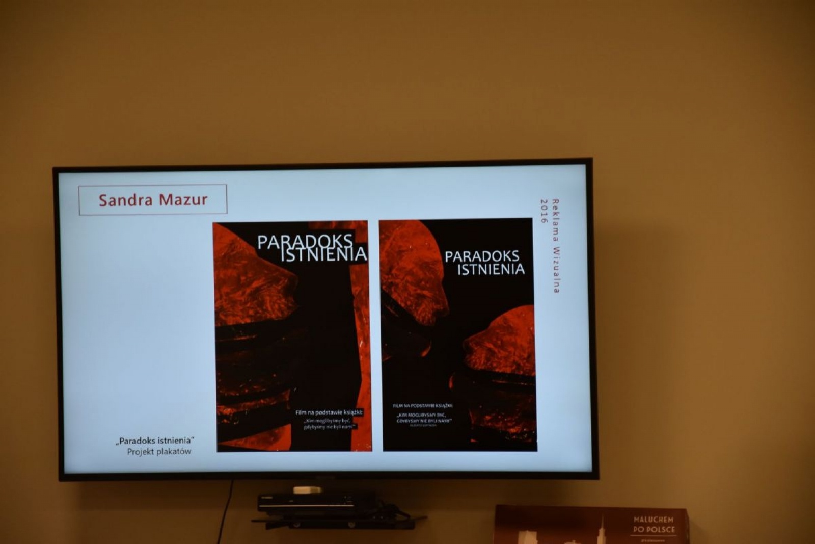 Zdjęcie w galerii na portalu naszwodzislaw.com: Plastyk chwali się pracami dyplomowymi uczniów i absolwentów wiadomości z regionu