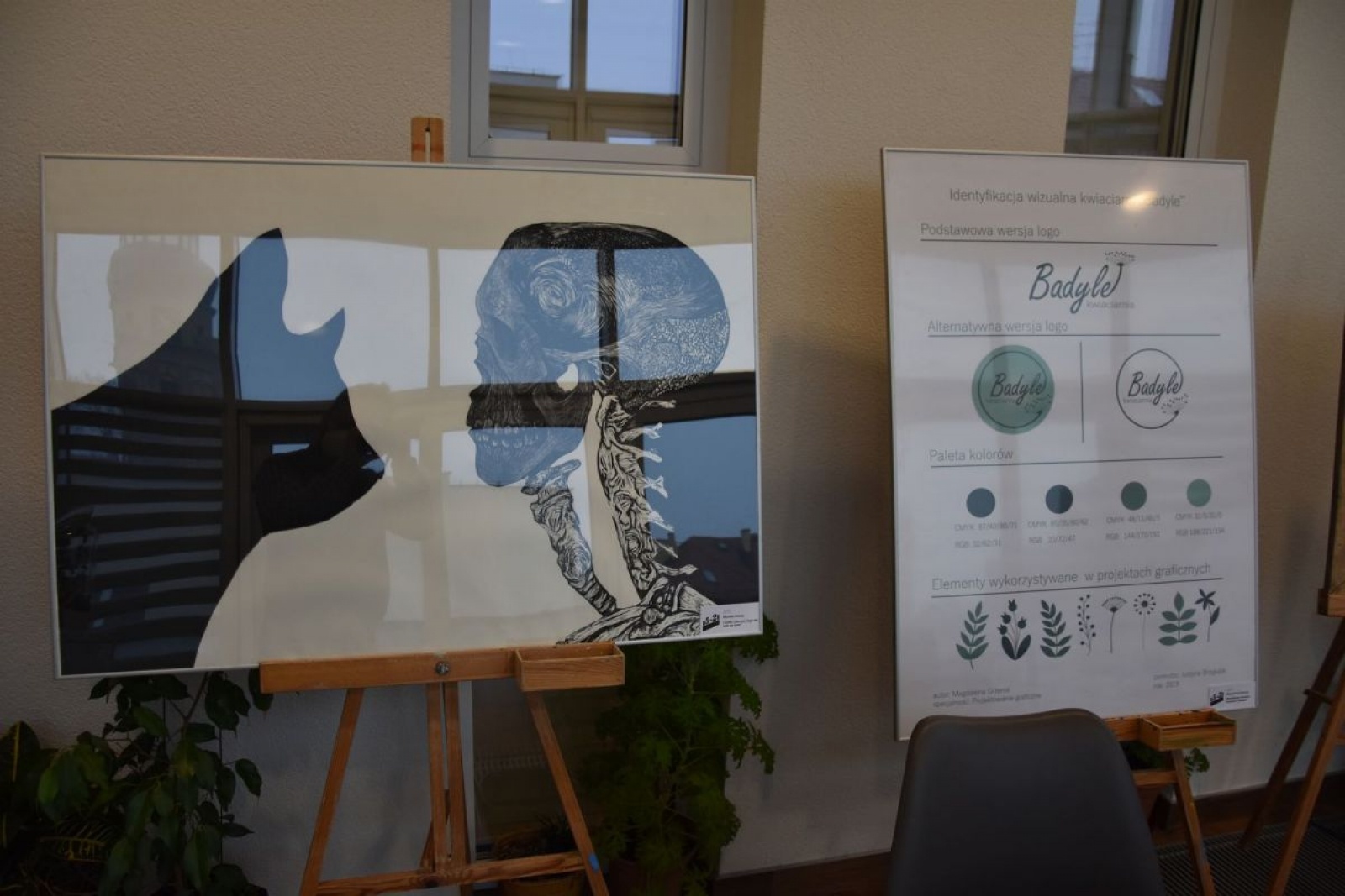 Zdjęcie w galerii na portalu naszwodzislaw.com: Plastyk chwali się pracami dyplomowymi uczniów i absolwentów wiadomości z regionu