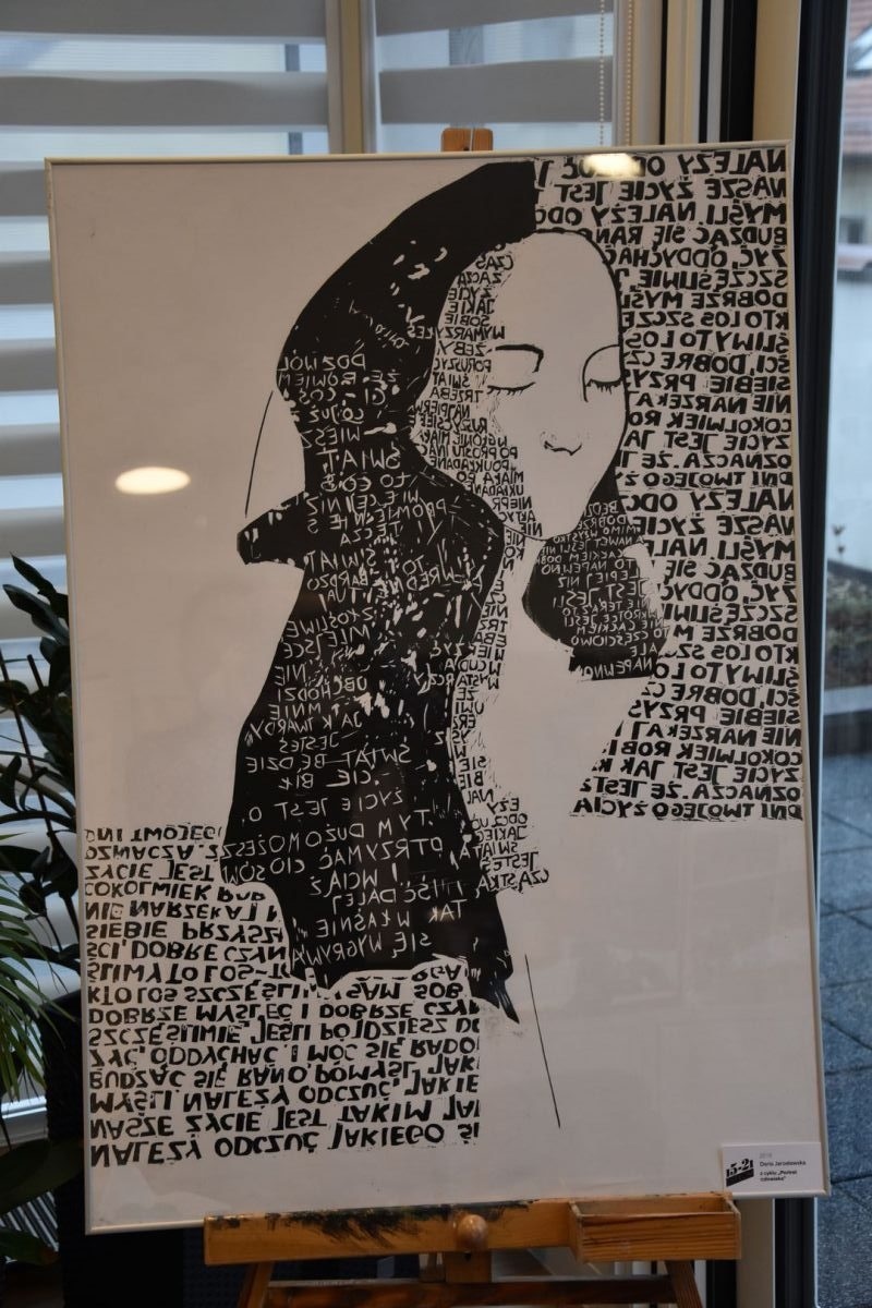 Zdjęcie w galerii na portalu naszwodzislaw.com: Plastyk chwali się pracami dyplomowymi uczniów i absolwentów wiadomości z regionu