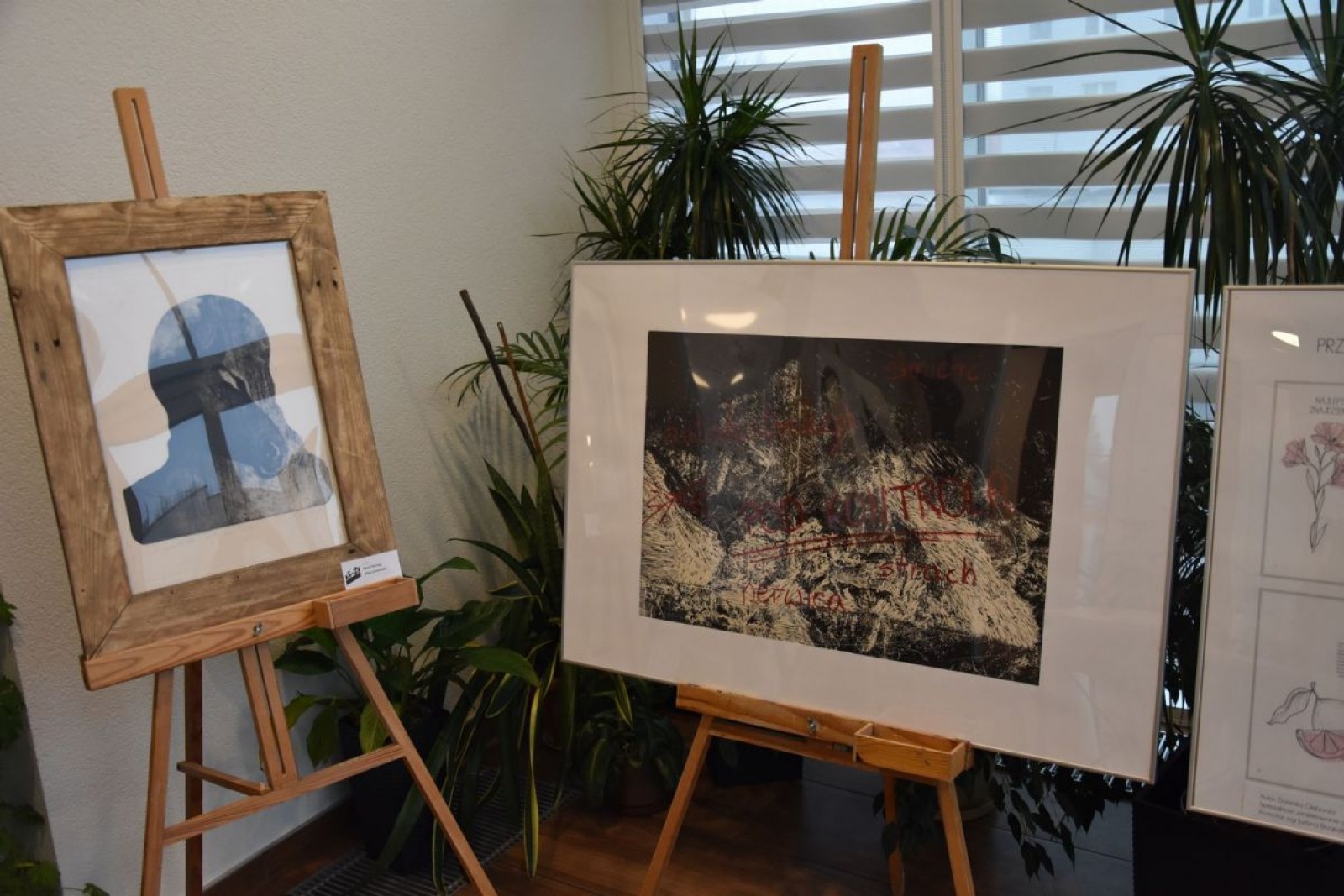 Zdjęcie w galerii na portalu naszwodzislaw.com: Plastyk chwali się pracami dyplomowymi uczniów i absolwentów wiadomości z regionu