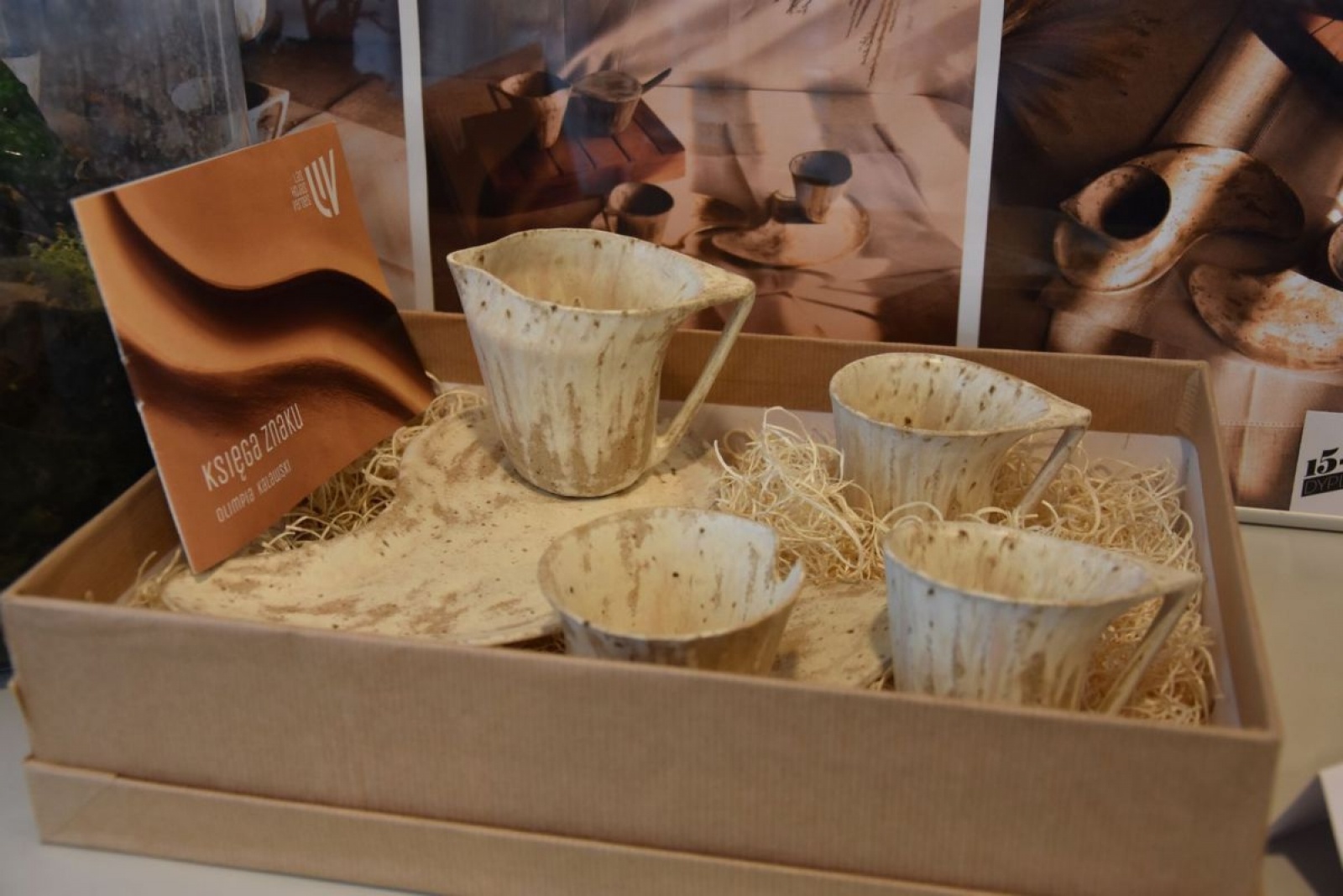 Zdjęcie w galerii na portalu naszwodzislaw.com: Plastyk chwali się pracami dyplomowymi uczniów i absolwentów wiadomości z regionu