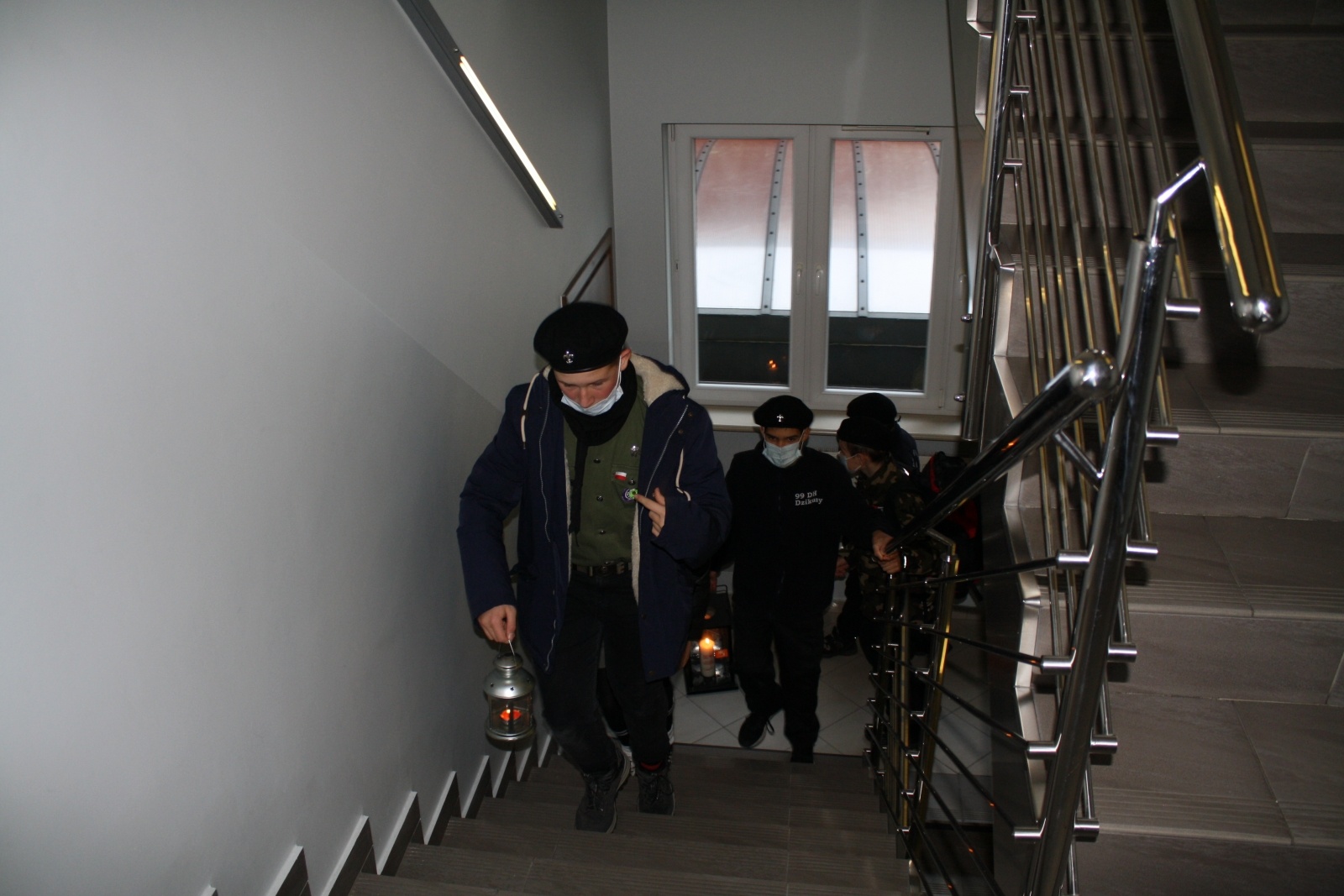 Zdjęcie w galerii na portalu naszwodzislaw.com: Harcerze podzielili się Światłem Pokoju ze starostą wiadomości z regionu