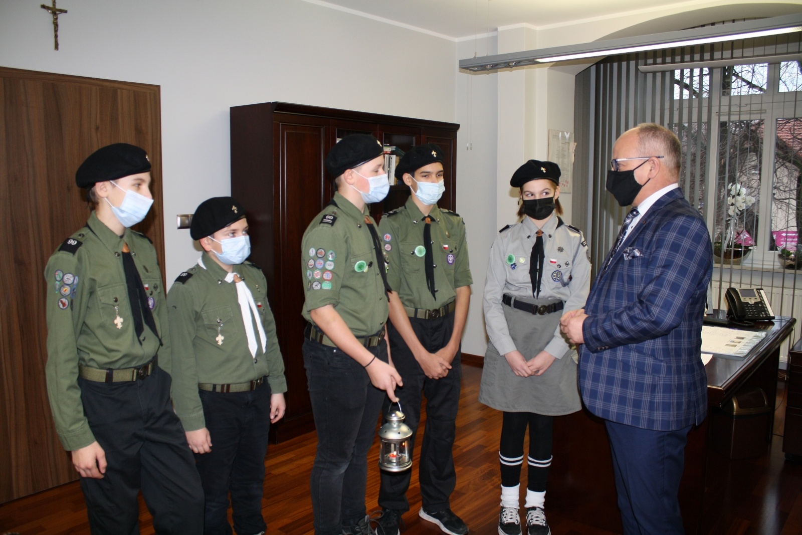 Zdjęcie w galerii na portalu naszwodzislaw.com: Harcerze podzielili się Światłem Pokoju ze starostą wiadomości z regionu