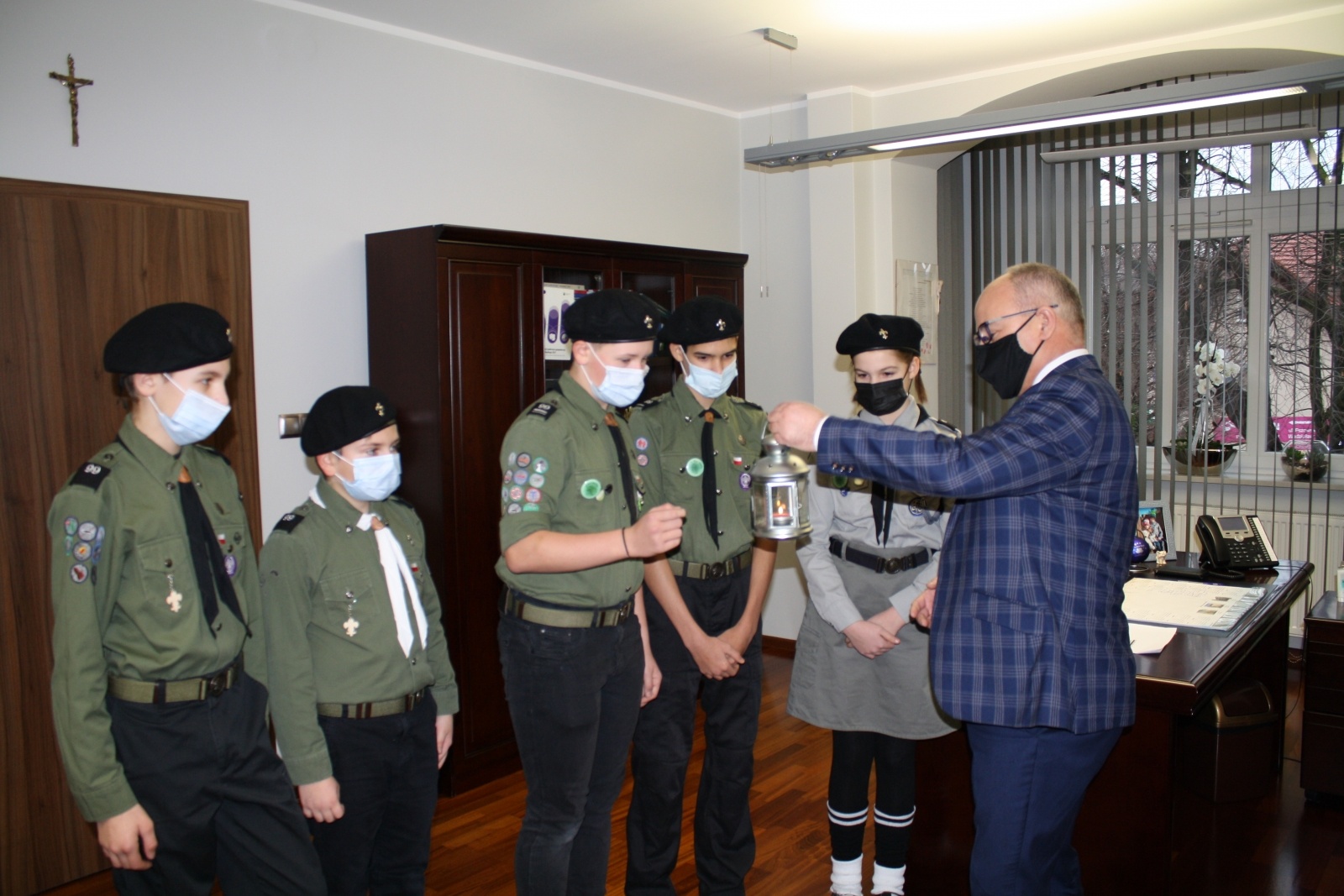 Zdjęcie w galerii na portalu naszwodzislaw.com: Harcerze podzielili się Światłem Pokoju ze starostą wiadomości z regionu