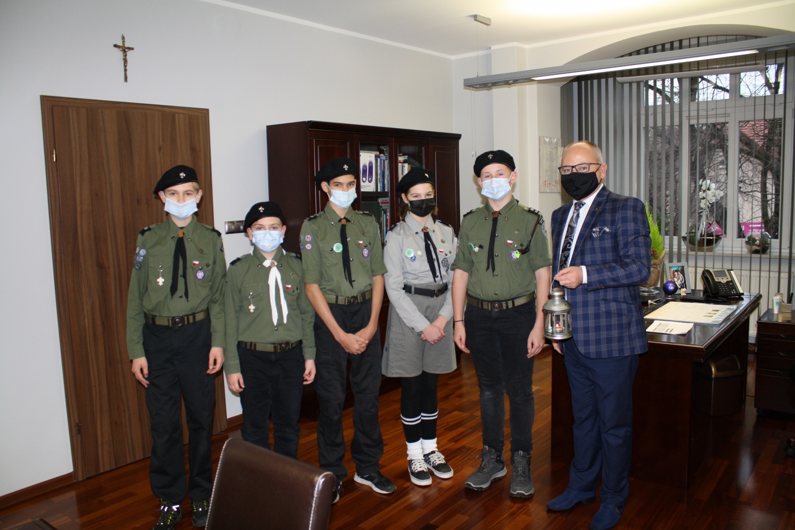 Zdjęcie w galerii na portalu naszwodzislaw.com: Harcerze podzielili się Światłem Pokoju ze starostą wiadomości z regionu