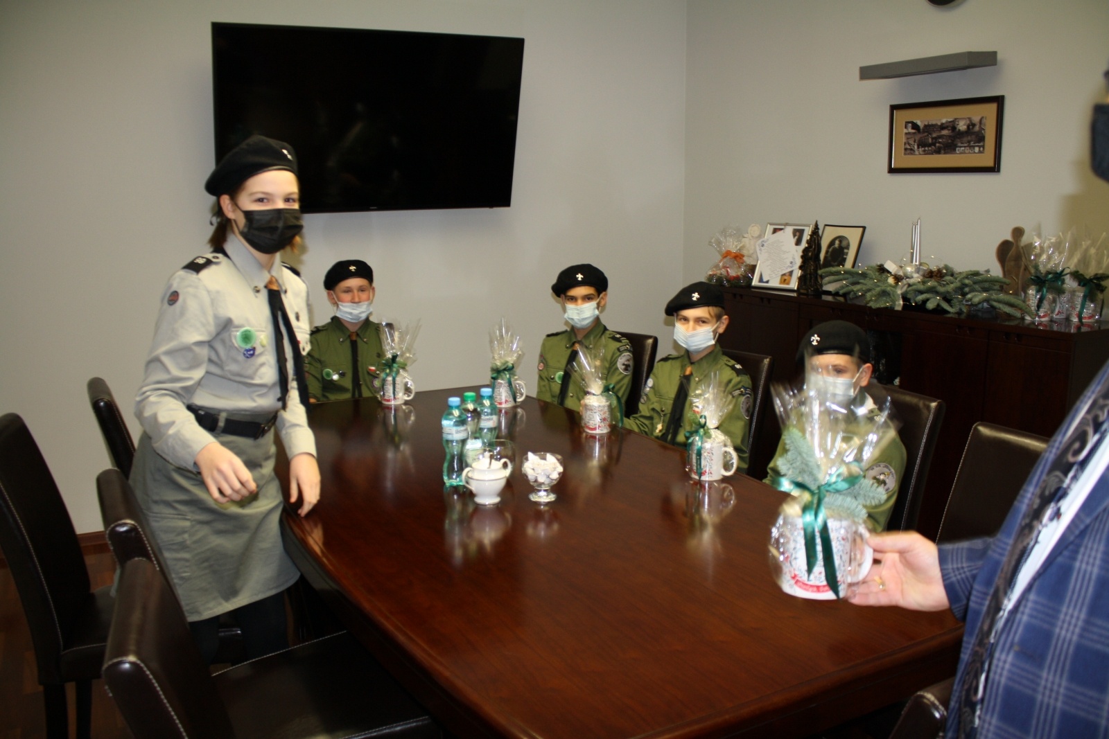 Zdjęcie w galerii na portalu naszwodzislaw.com: Harcerze podzielili się Światłem Pokoju ze starostą wiadomości z regionu