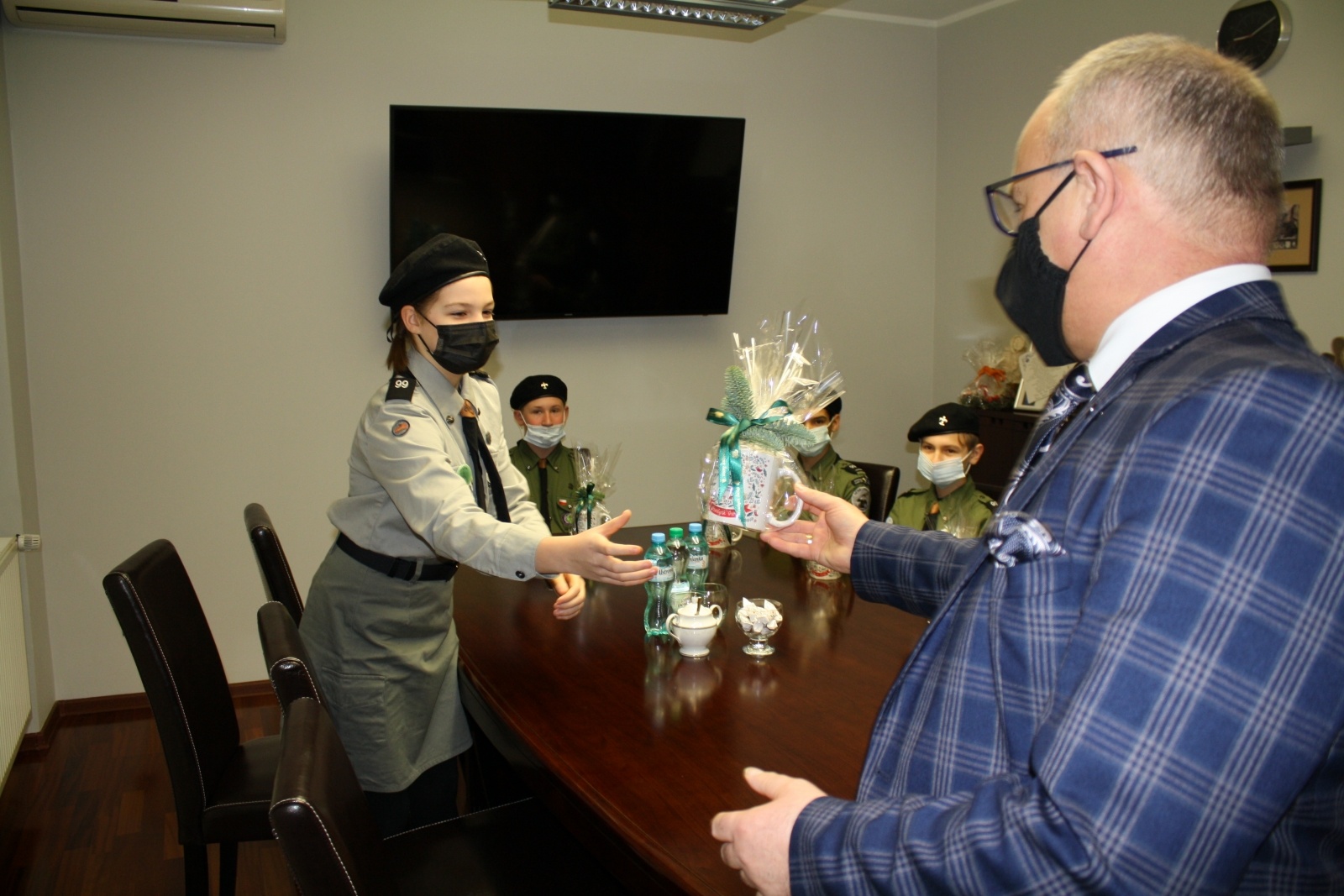 Zdjęcie w galerii na portalu naszwodzislaw.com: Harcerze podzielili się Światłem Pokoju ze starostą wiadomości z regionu