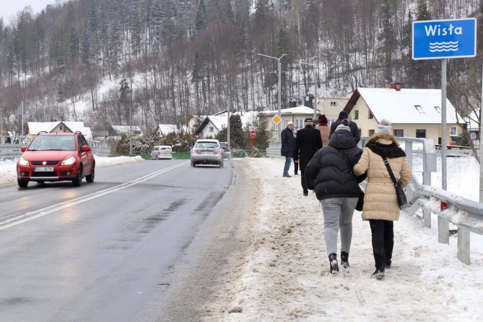 Zdjęcie w galerii na portalu naszwodzislaw.com: Władze oddały drogę w Wiśle, Szczyrk otworzył sezon narciarski wiadomości z regionu