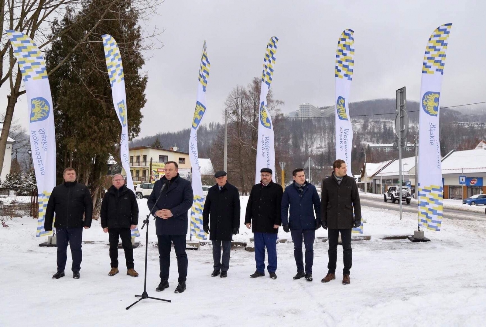 Zdjęcie w galerii na portalu naszwodzislaw.com: Władze oddały drogę w Wiśle, Szczyrk otworzył sezon narciarski wiadomości z regionu