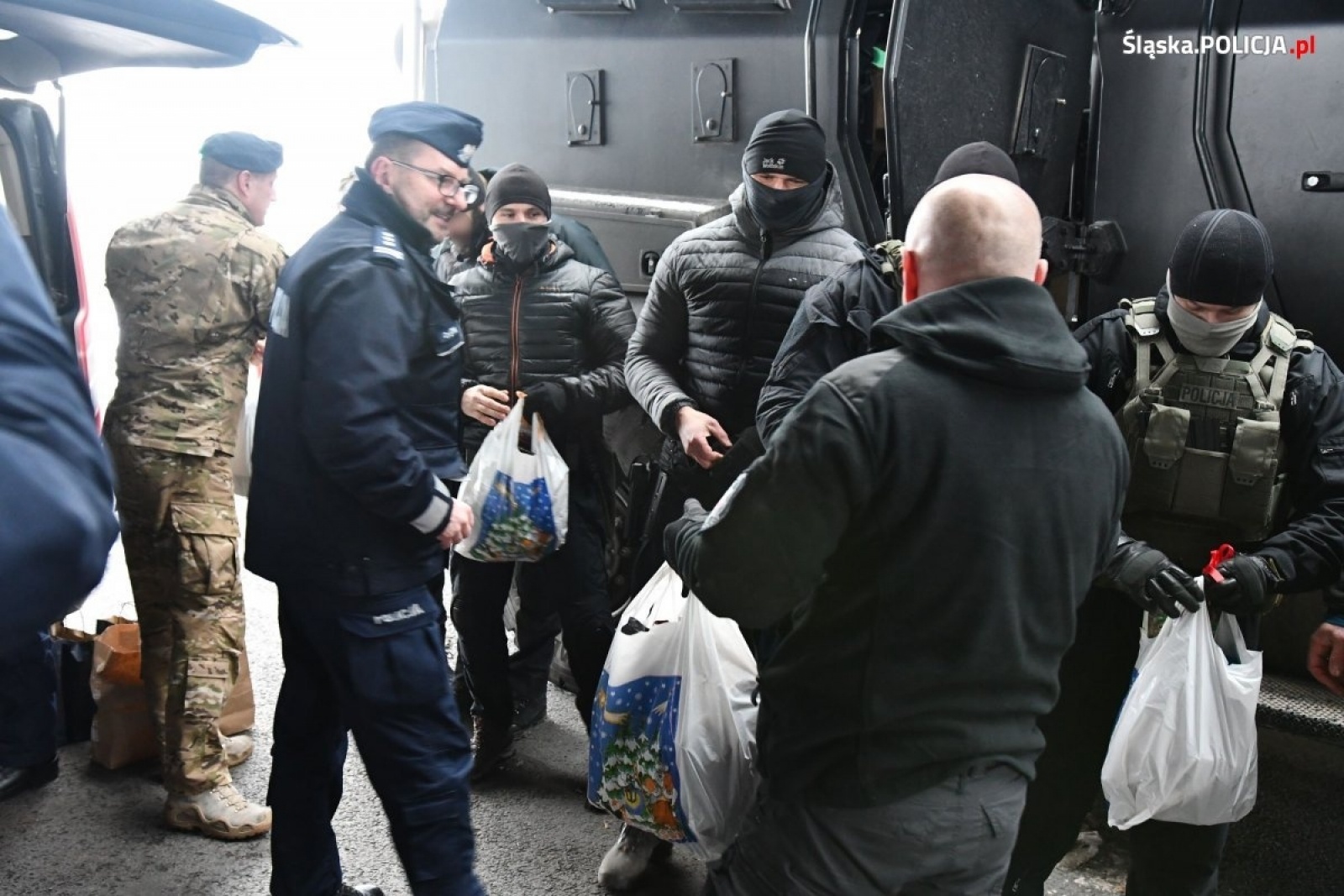 Zdjęcie w galerii na portalu naszwodzislaw.com: Dowództwo komendy wojewódzkiej wysłało paczki dla śląskich policjantów na granicy z Białorusią wiadomości z regionu