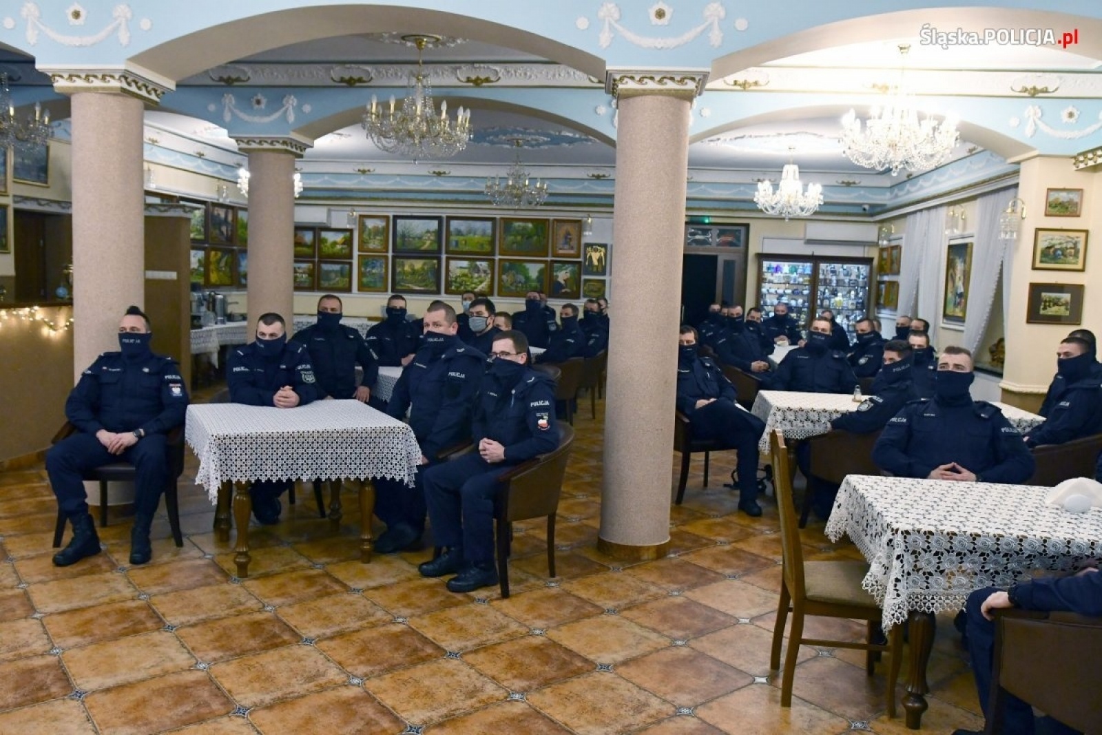 Zdjęcie w galerii na portalu naszwodzislaw.com: Dowództwo komendy wojewódzkiej wysłało paczki dla śląskich policjantów na granicy z Białorusią wiadomości z regionu