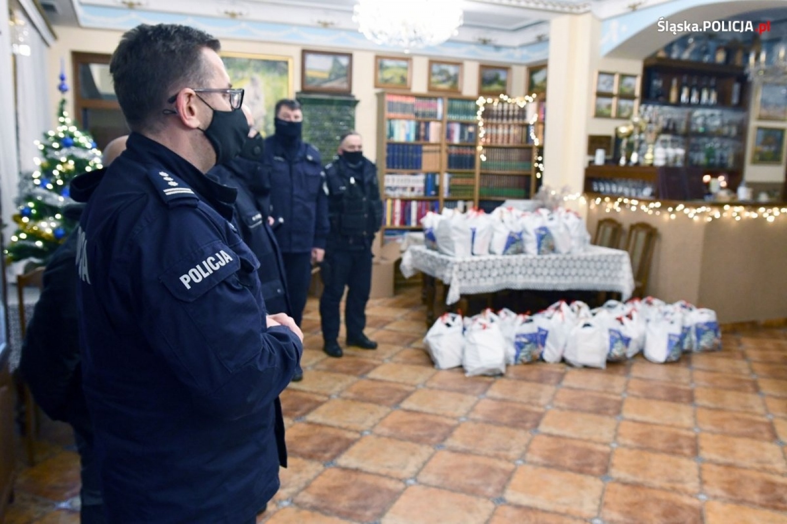 Zdjęcie w galerii na portalu naszwodzislaw.com: Dowództwo komendy wojewódzkiej wysłało paczki dla śląskich policjantów na granicy z Białorusią wiadomości z regionu