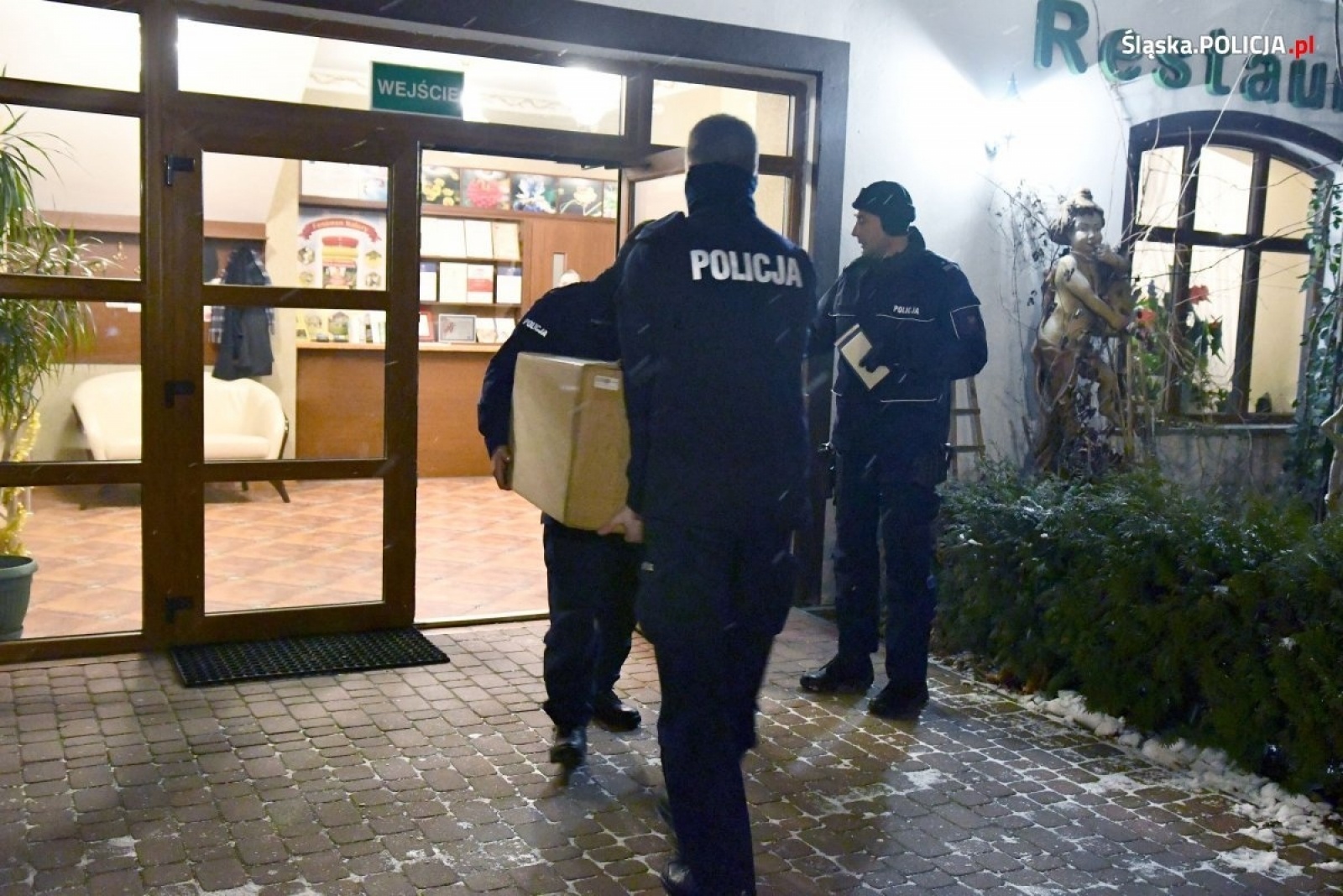 Zdjęcie w galerii na portalu naszwodzislaw.com: Dowództwo komendy wojewódzkiej wysłało paczki dla śląskich policjantów na granicy z Białorusią wiadomości z regionu