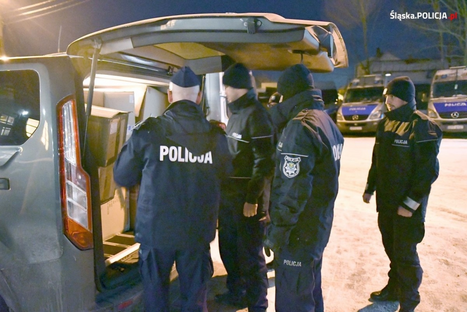 Zdjęcie w galerii na portalu naszwodzislaw.com: Dowództwo komendy wojewódzkiej wysłało paczki dla śląskich policjantów na granicy z Białorusią wiadomości z regionu