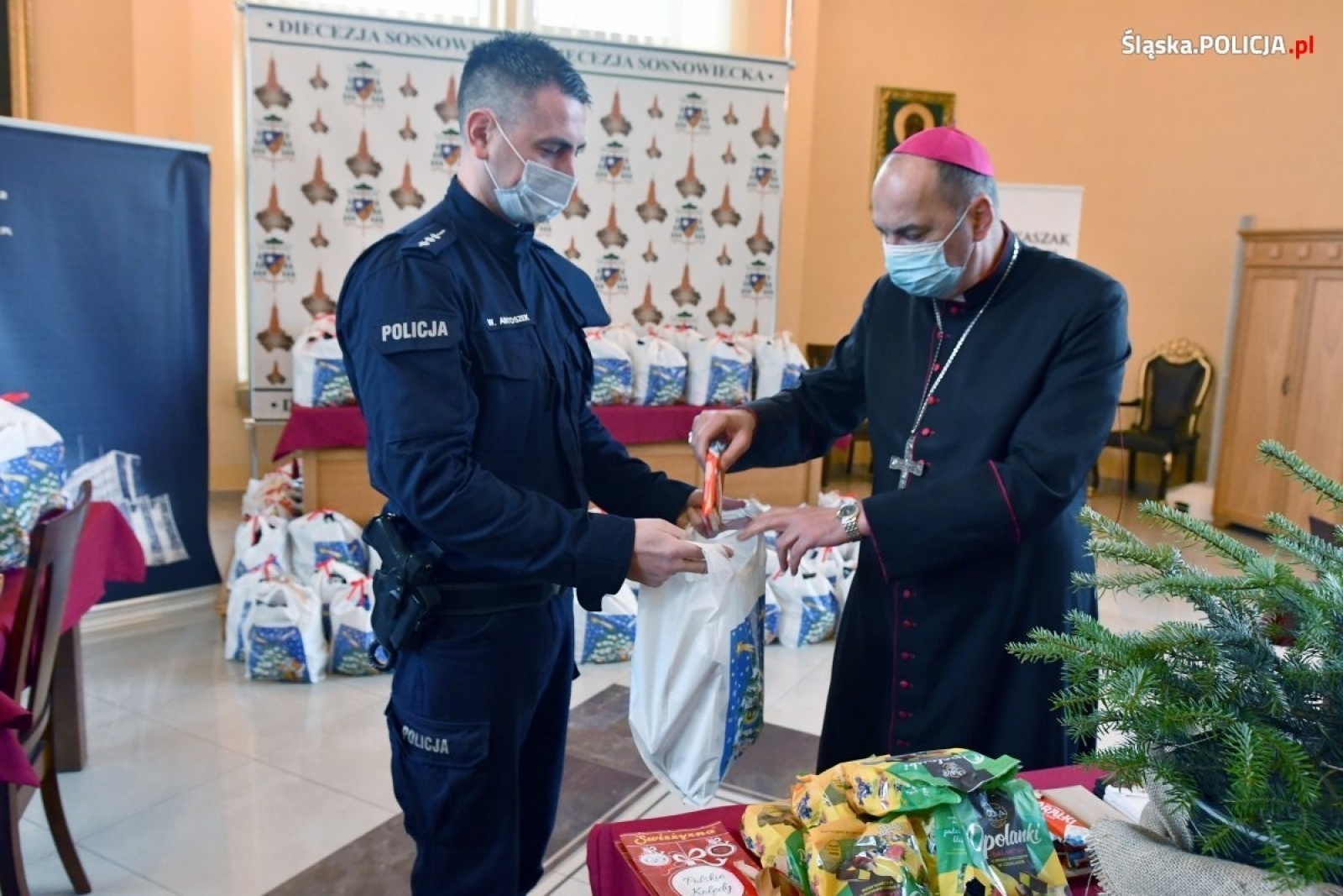 Zdjęcie w galerii na portalu naszwodzislaw.com: Dowództwo komendy wojewódzkiej wysłało paczki dla śląskich policjantów na granicy z Białorusią wiadomości z regionu
