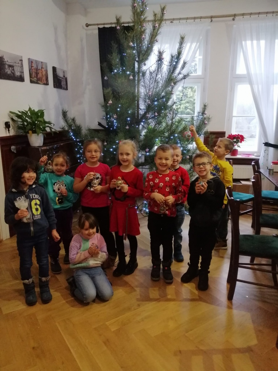 Zdjęcie w galerii na portalu naszwodzislaw.com: Przedszkolaki z Osiemnastki w Fabryce Elfów wiadomości z regionu