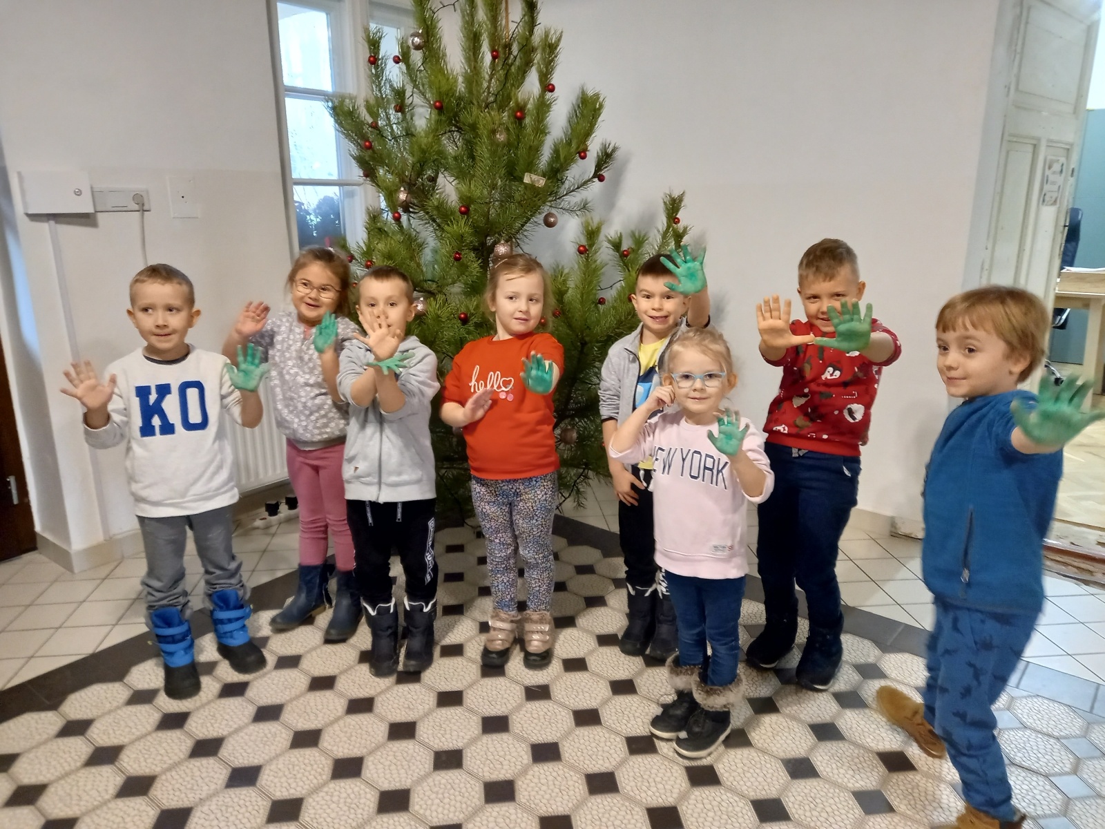 Zdjęcie w galerii na portalu naszwodzislaw.com: Przedszkolaki z Osiemnastki w Fabryce Elfów wiadomości z regionu