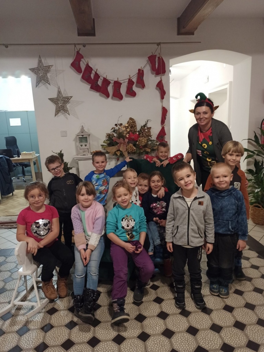 Zdjęcie w galerii na portalu naszwodzislaw.com: Przedszkolaki z Osiemnastki w Fabryce Elfów wiadomości z regionu