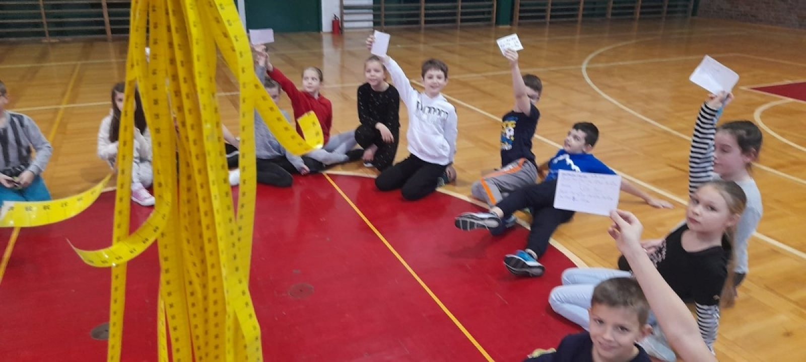 Zdjęcie w galerii na portalu naszwodzislaw.com: Nauka przez zabawę w SP28 wiadomości z regionu