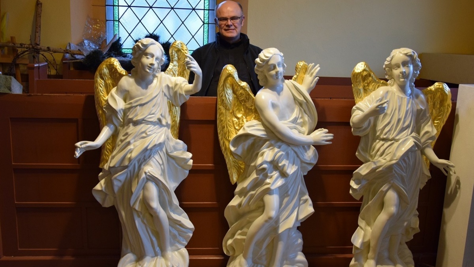 Zdjęcie w galerii na portalu naszwodzislaw.com: Odnowiono trzy rzeźby z drewnianego kościółka w Połomi wiadomości z regionu
