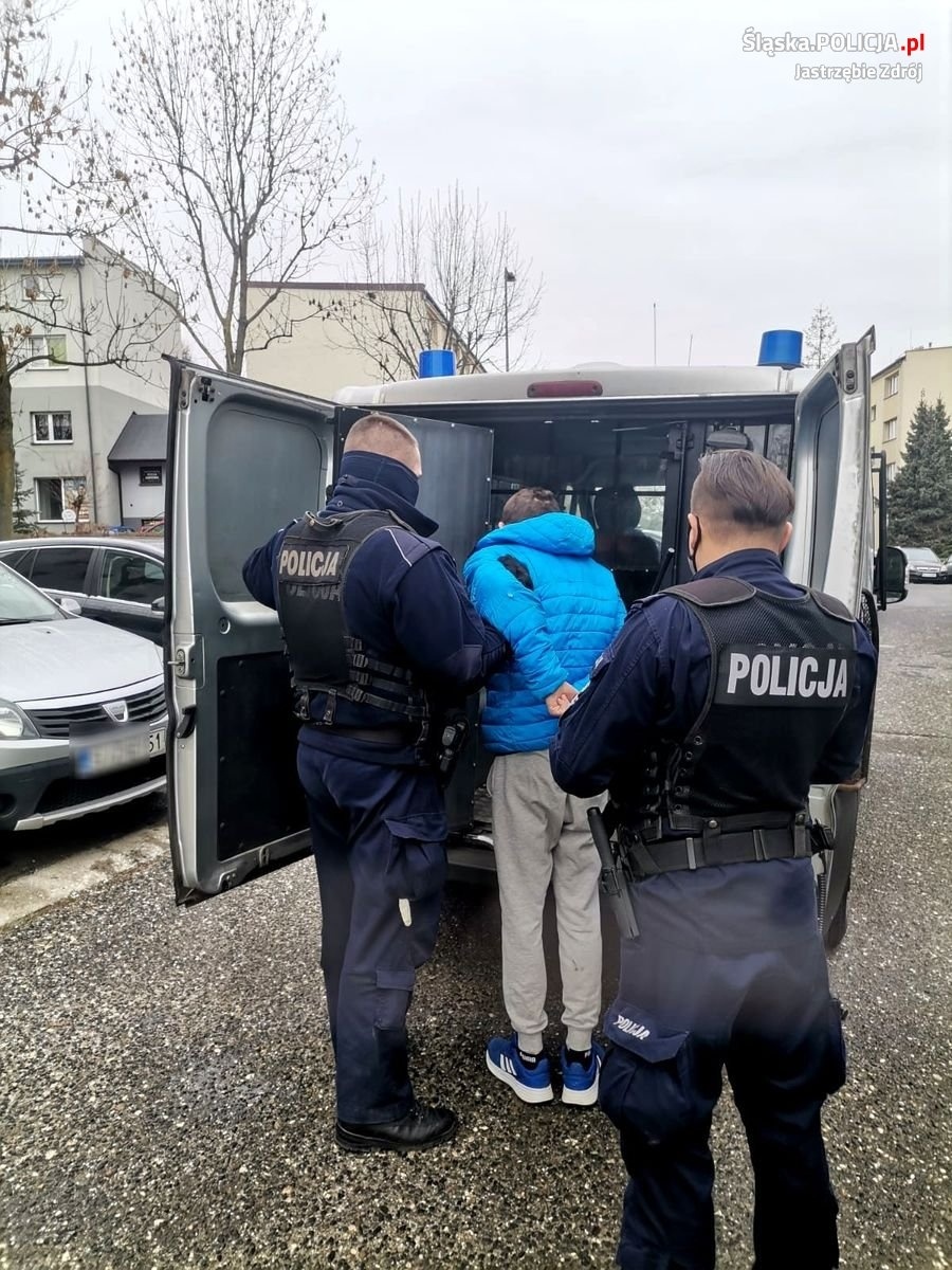 Zdjęcie w galerii na portalu naszwodzislaw.com: Pościg za audi. Policjanci oddali strzały wiadomości z regionu