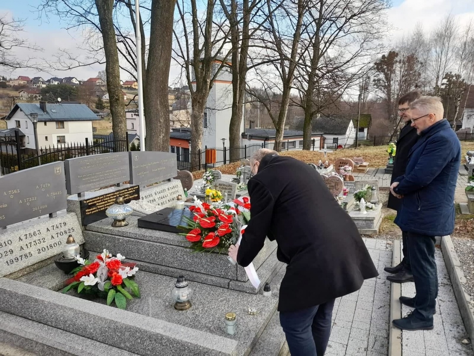 Zdjęcie w galerii na portalu naszwodzislaw.com: 77 rocznica Marszu Śmierci. Na mogile w Mszanie złożono kwiaty wiadomości z regionu