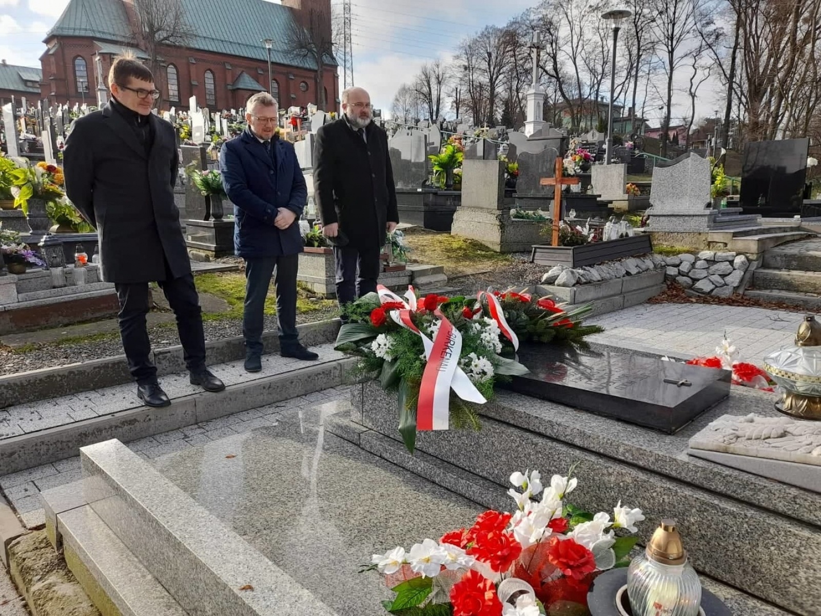 Zdjęcie w galerii na portalu naszwodzislaw.com: 77 rocznica Marszu Śmierci. Na mogile w Mszanie złożono kwiaty wiadomości z regionu