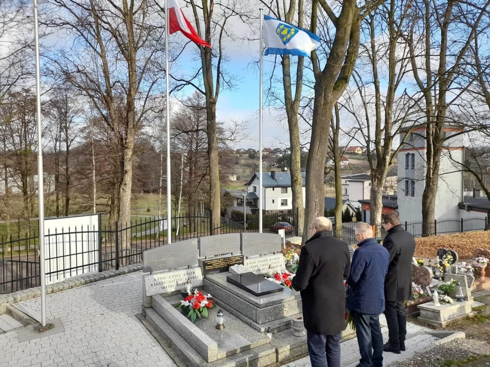 Zdjęcie w galerii na portalu naszwodzislaw.com: 77 rocznica Marszu Śmierci. Na mogile w Mszanie złożono kwiaty wiadomości z regionu