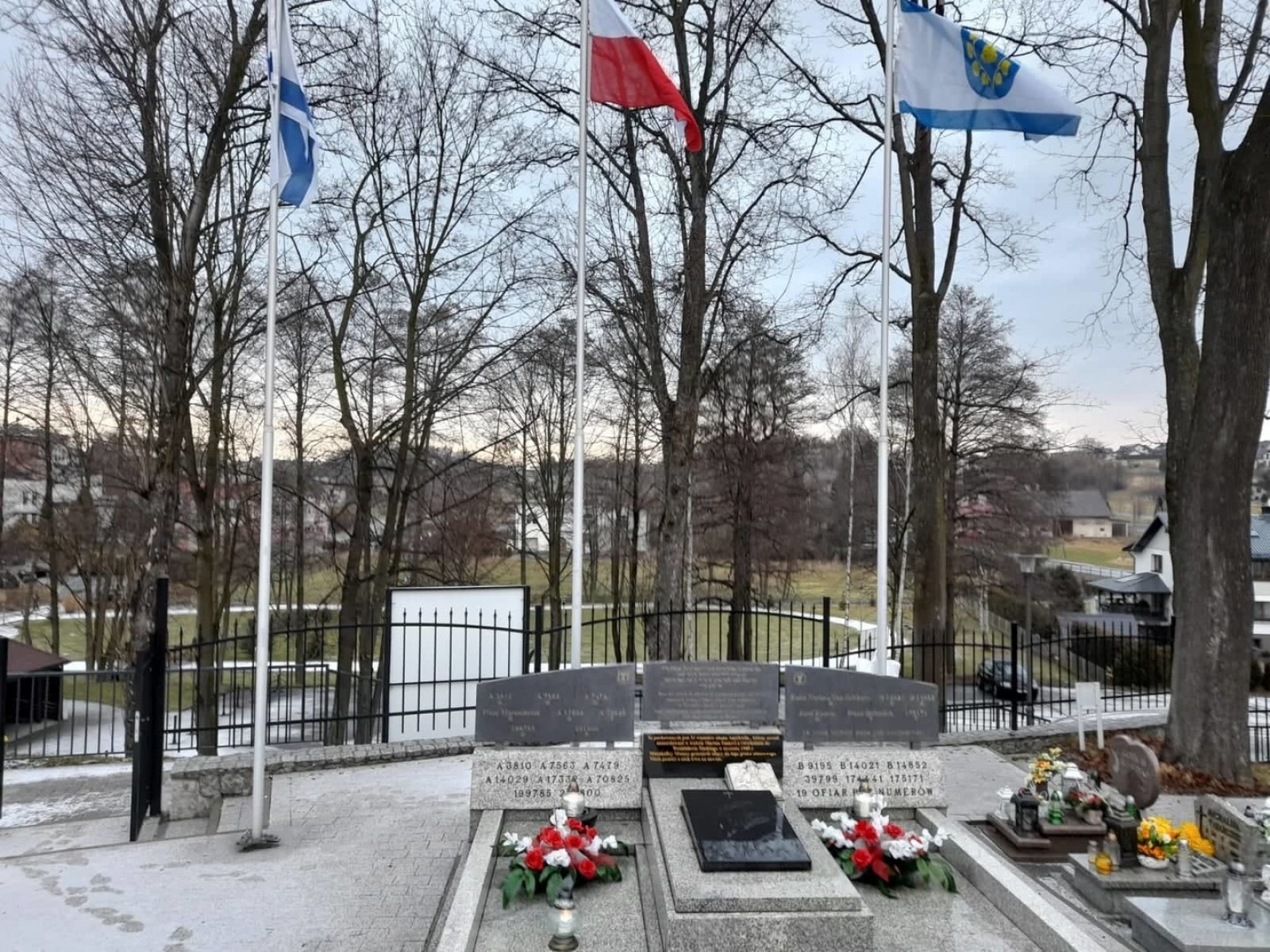 Zdjęcie w galerii na portalu naszwodzislaw.com: 77 rocznica Marszu Śmierci. Na mogile w Mszanie złożono kwiaty wiadomości z regionu