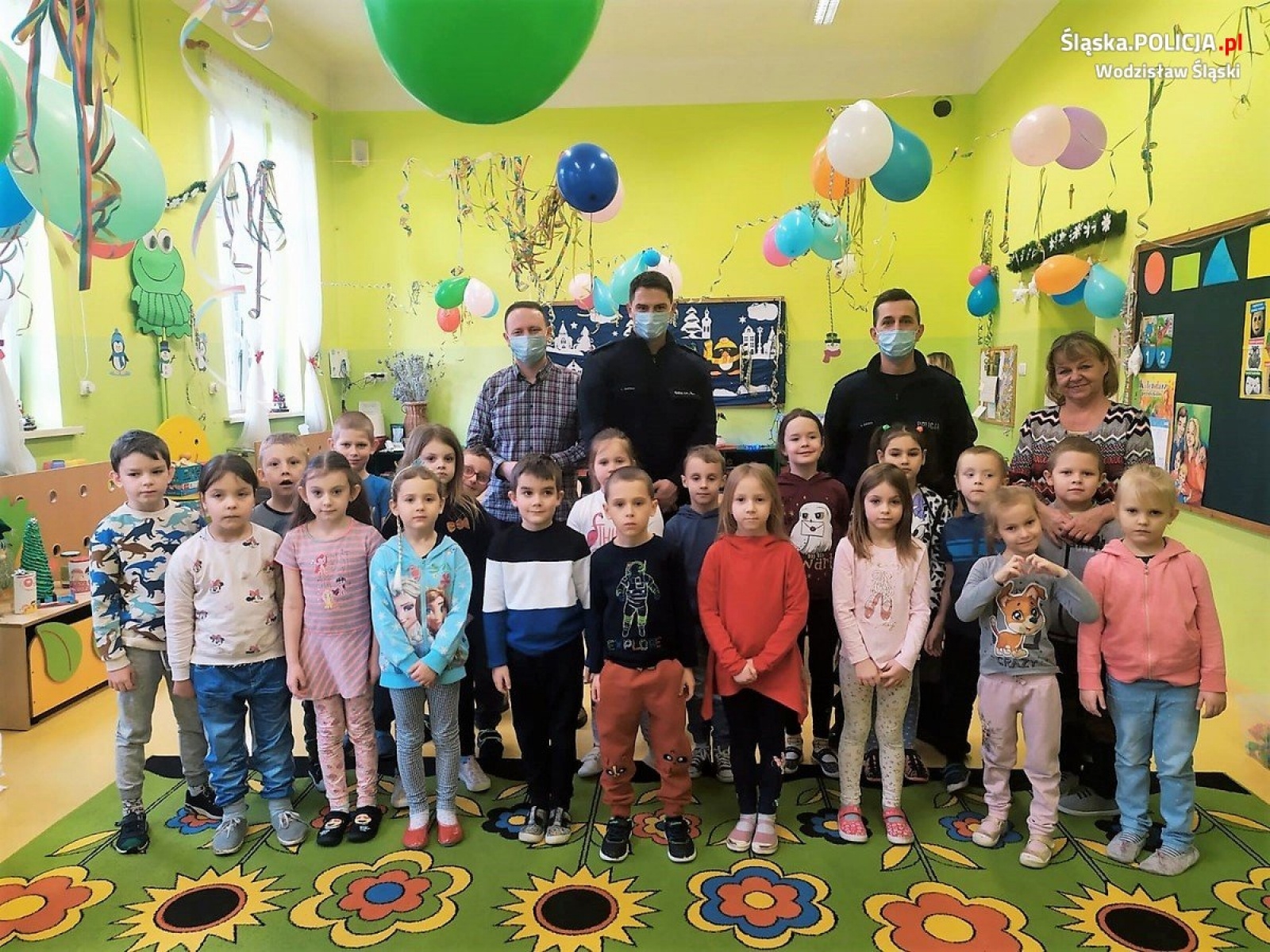 Zdjęcie w galerii na portalu naszwodzislaw.com: Przedszkolacy wspólnie z dzielnicowymi przygotowali prezenty dla babć i dziadków wiadomości z regionu