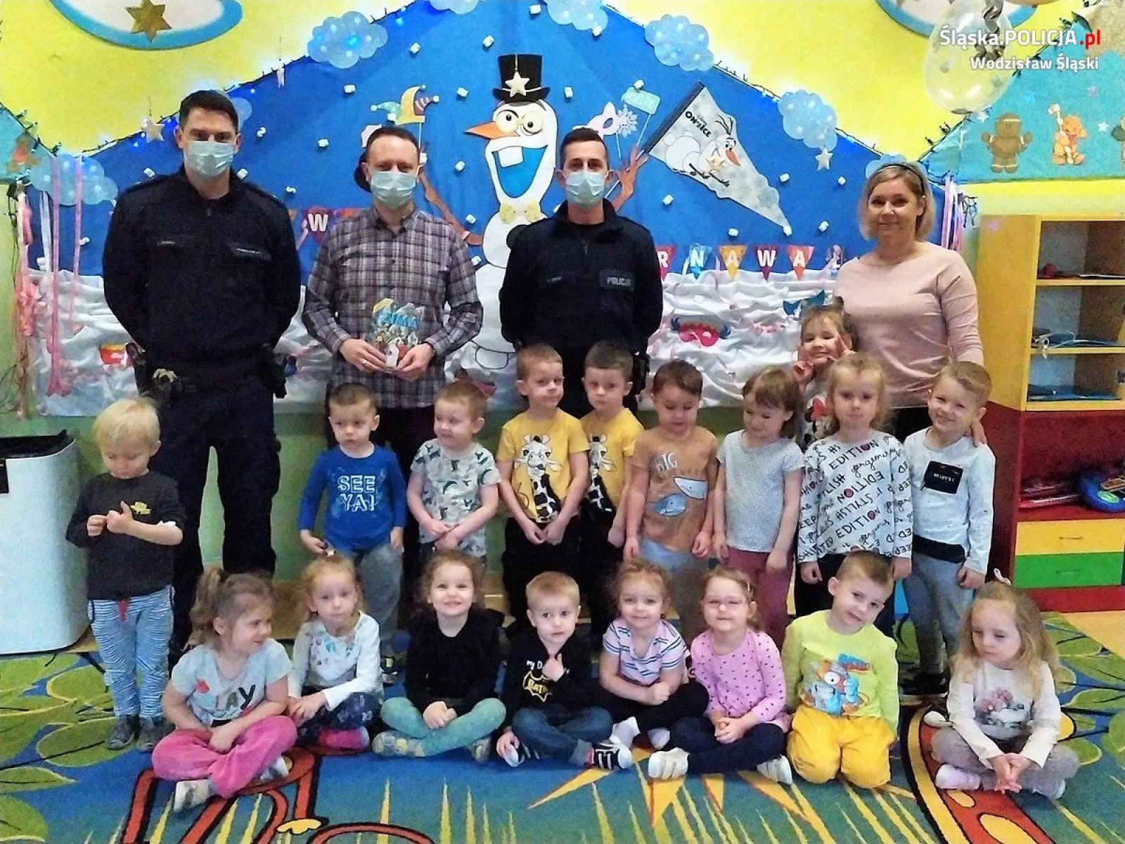 Zdjęcie w galerii na portalu naszwodzislaw.com: Przedszkolacy wspólnie z dzielnicowymi przygotowali prezenty dla babć i dziadków wiadomości z regionu