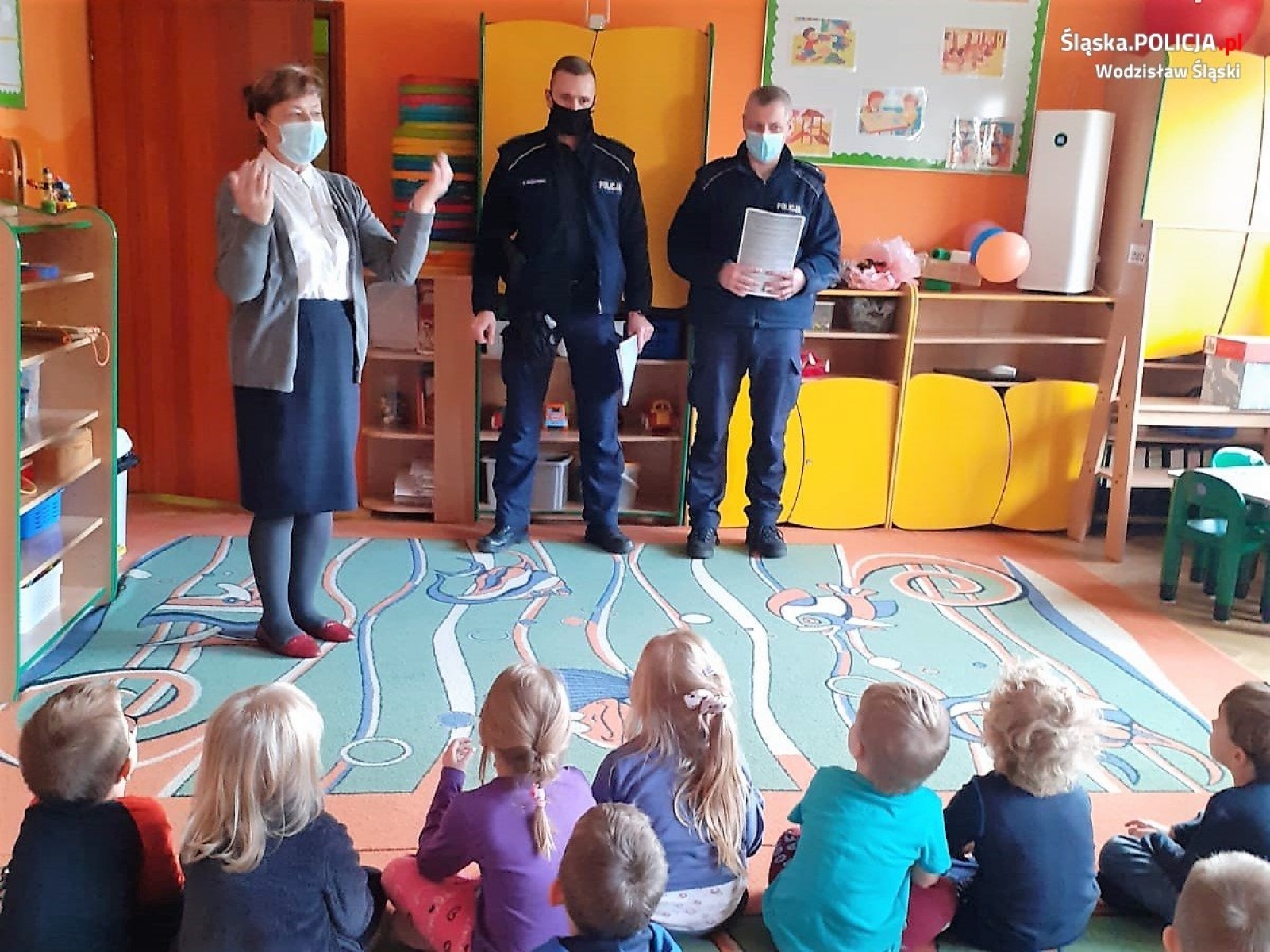 Zdjęcie w galerii na portalu naszwodzislaw.com: Przedszkolacy wspólnie z dzielnicowymi przygotowali prezenty dla babć i dziadków wiadomości z regionu