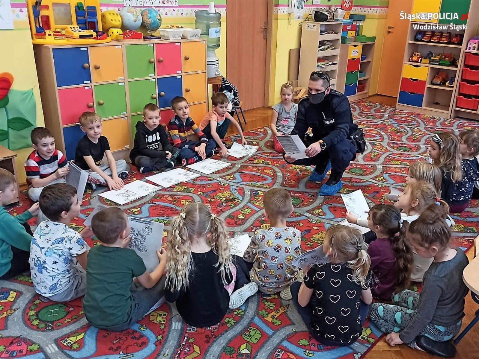 Zdjęcie w galerii na portalu naszwodzislaw.com: Przedszkolacy wspólnie z dzielnicowymi przygotowali prezenty dla babć i dziadków wiadomości z regionu