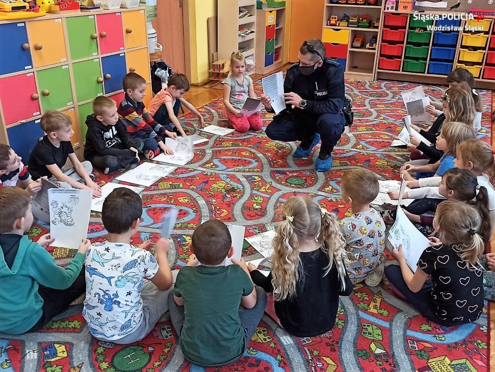 Zdjęcie w galerii na portalu naszwodzislaw.com: Przedszkolacy wspólnie z dzielnicowymi przygotowali prezenty dla babć i dziadków wiadomości z regionu