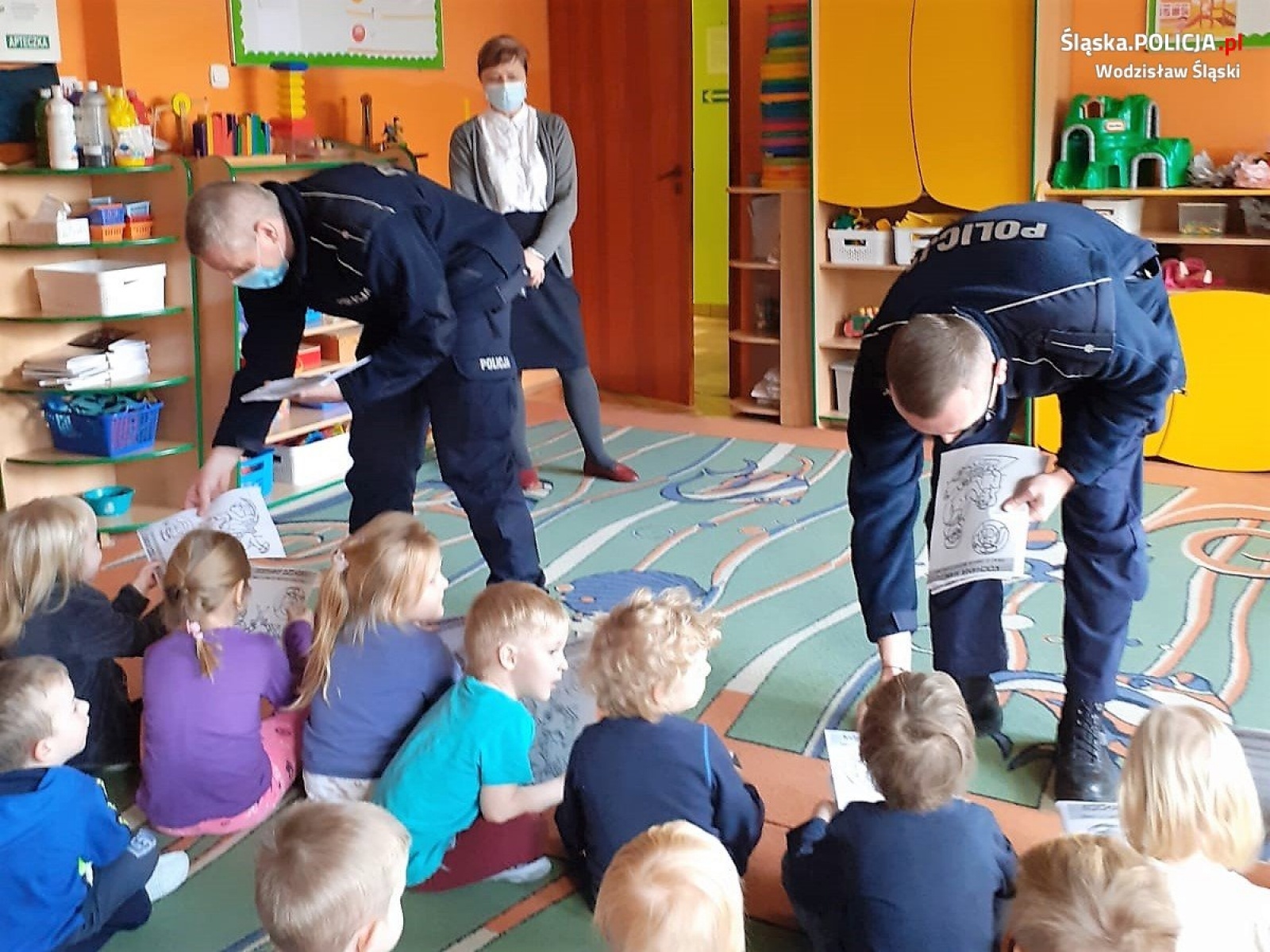 Zdjęcie w galerii na portalu naszwodzislaw.com: Przedszkolacy wspólnie z dzielnicowymi przygotowali prezenty dla babć i dziadków wiadomości z regionu