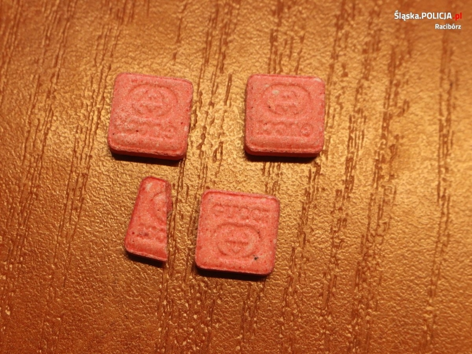 Zdjęcie w galerii na portalu naszwodzislaw.com: Zdradziło ich nerwowe zachowanie. Dopalacze i narkotyki w passacie [FOTO] wiadomości z regionu