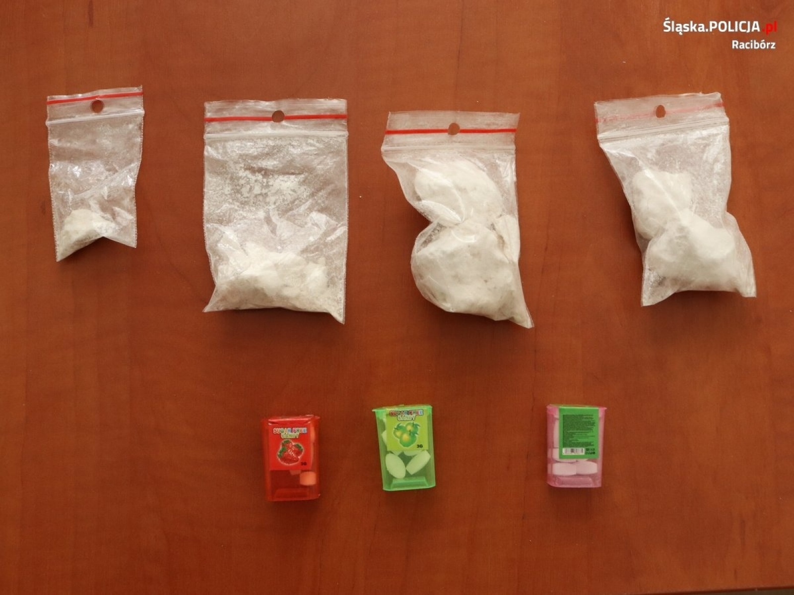 Zdjęcie w galerii na portalu naszwodzislaw.com: Zdradziło ich nerwowe zachowanie. Dopalacze i narkotyki w passacie [FOTO] wiadomości z regionu