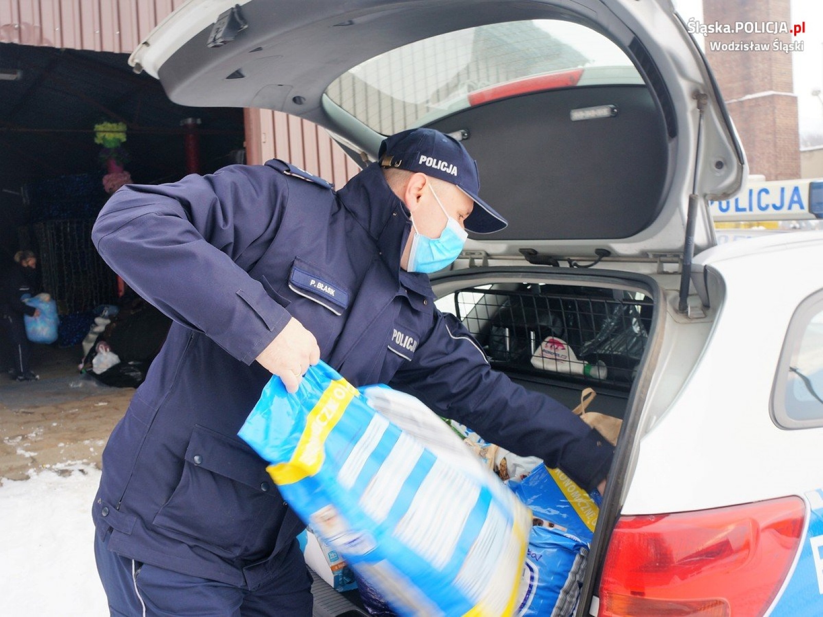Zdjęcie w galerii na portalu naszwodzislaw.com: Wodzisławscy policjanci zorganizowali zbiórkę karmy dla bezdomnych zwierząt wiadomości z regionu