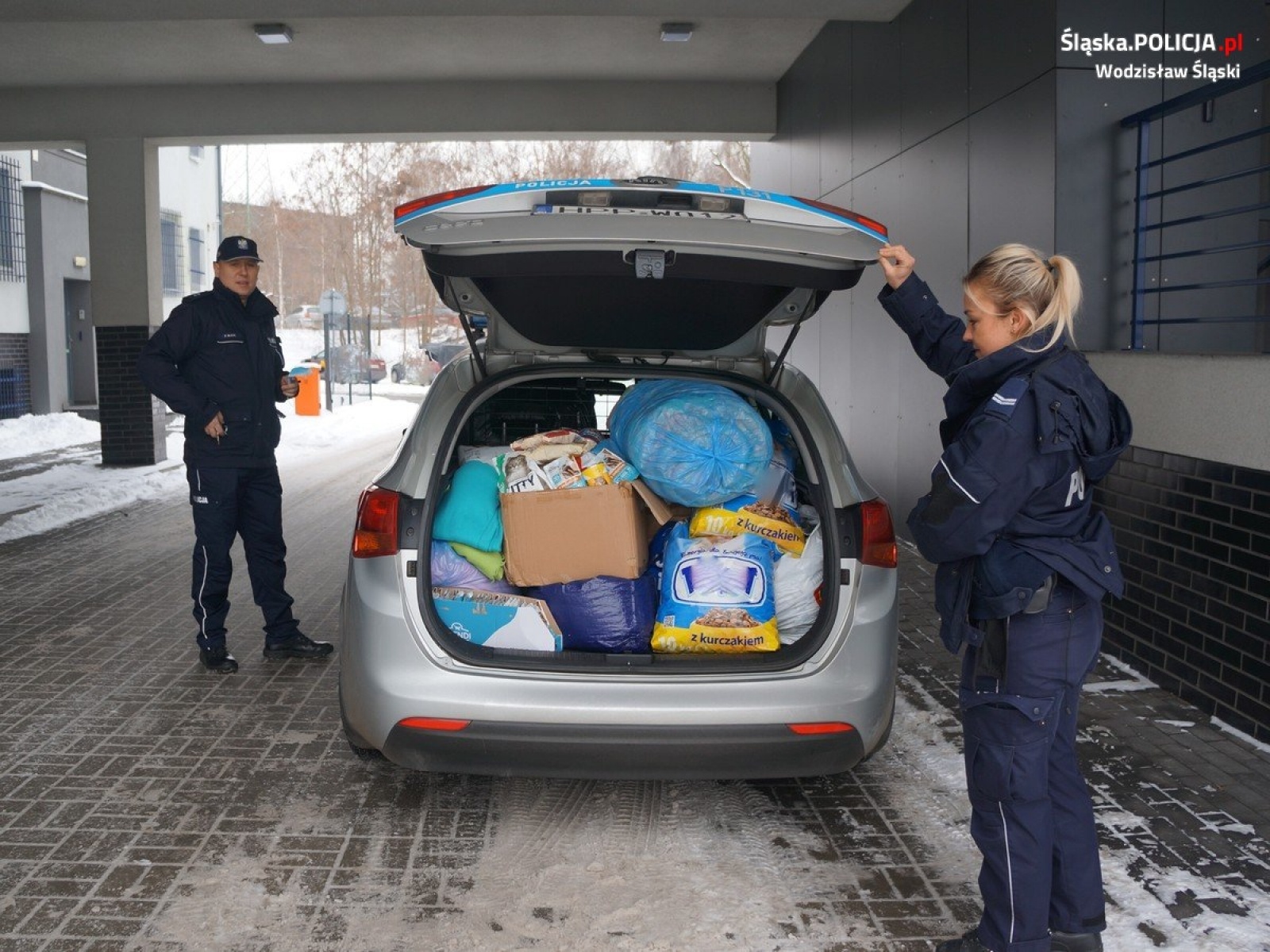 Zdjęcie w galerii na portalu naszwodzislaw.com: Wodzisławscy policjanci zorganizowali zbiórkę karmy dla bezdomnych zwierząt wiadomości z regionu